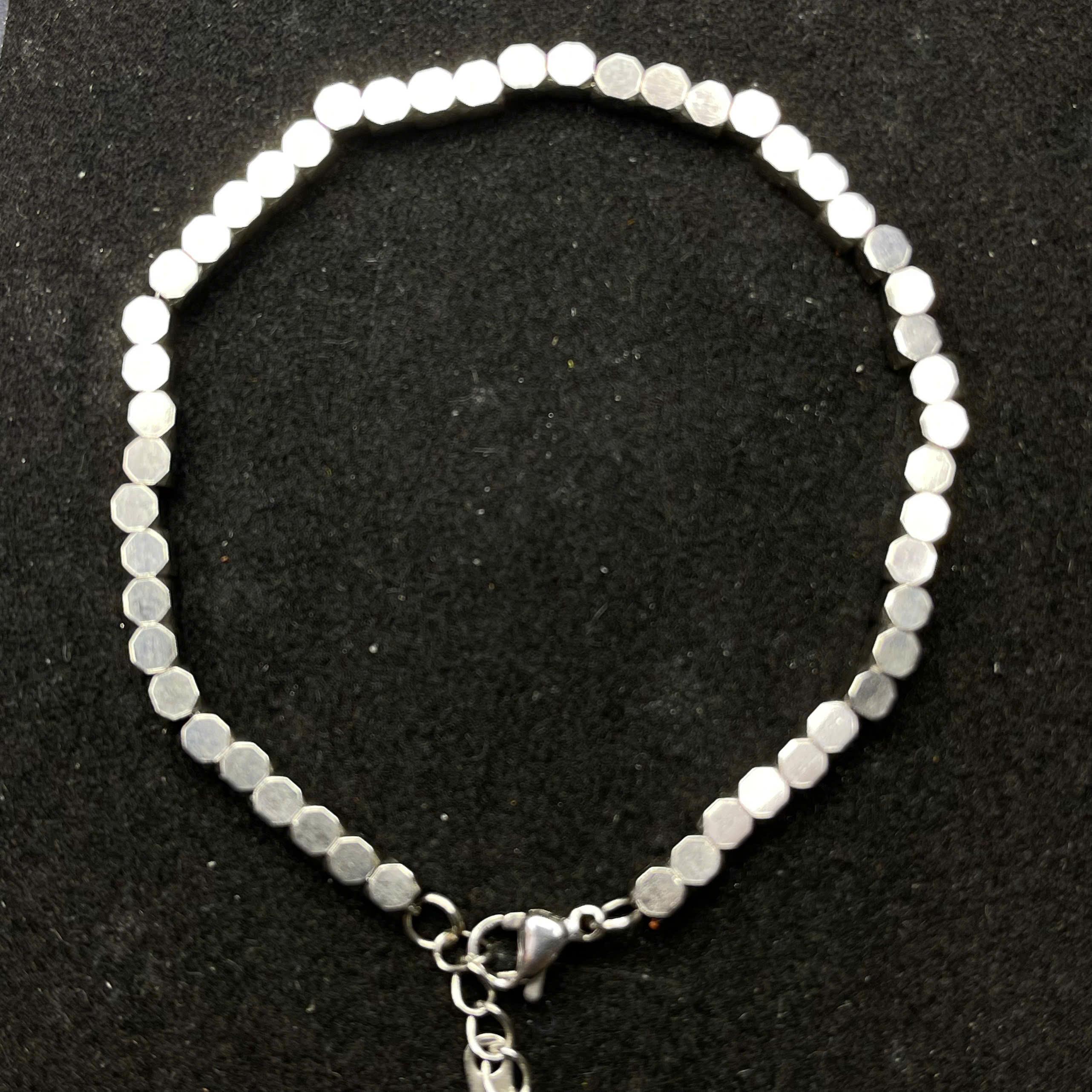 vòng tay titan bạc khối vuông nhỏ.