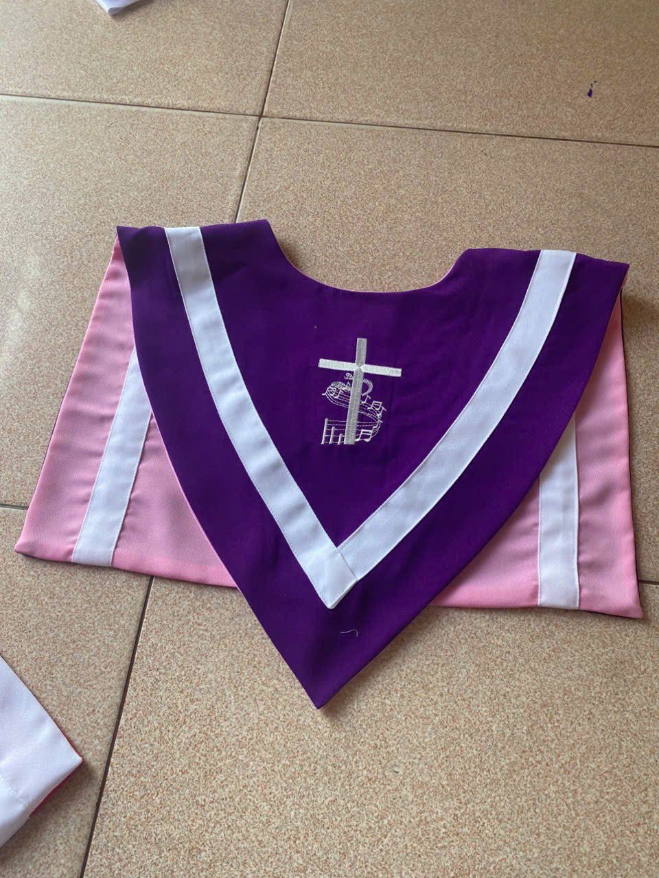 Yếm ca đoàn vải phi bóng không cổ - 2 mặt 2 màu_thumbnail_1