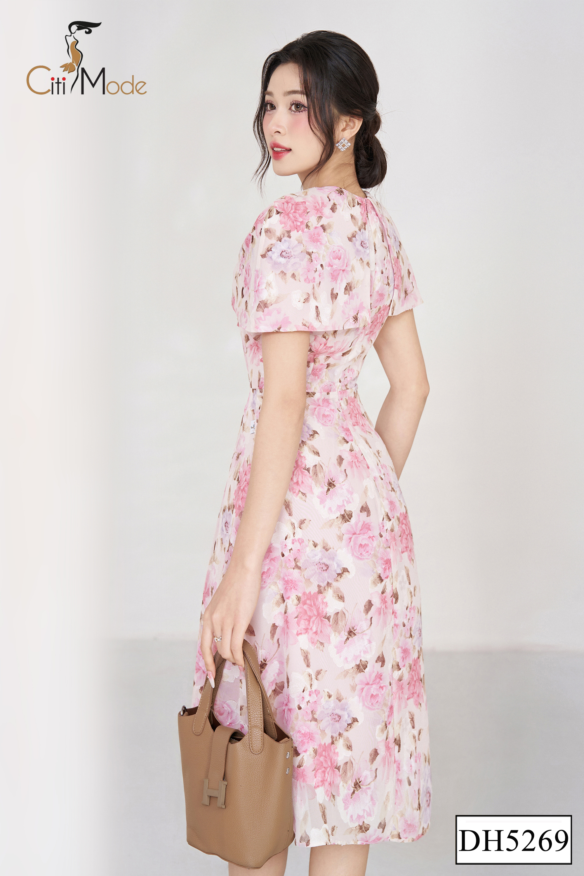 Đầm xoè hoa hồng tay phủ đính hoa