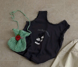 A45 - Áo thun sát nách đen viền ren in hình hãng Tian Cai (Sz90-130)