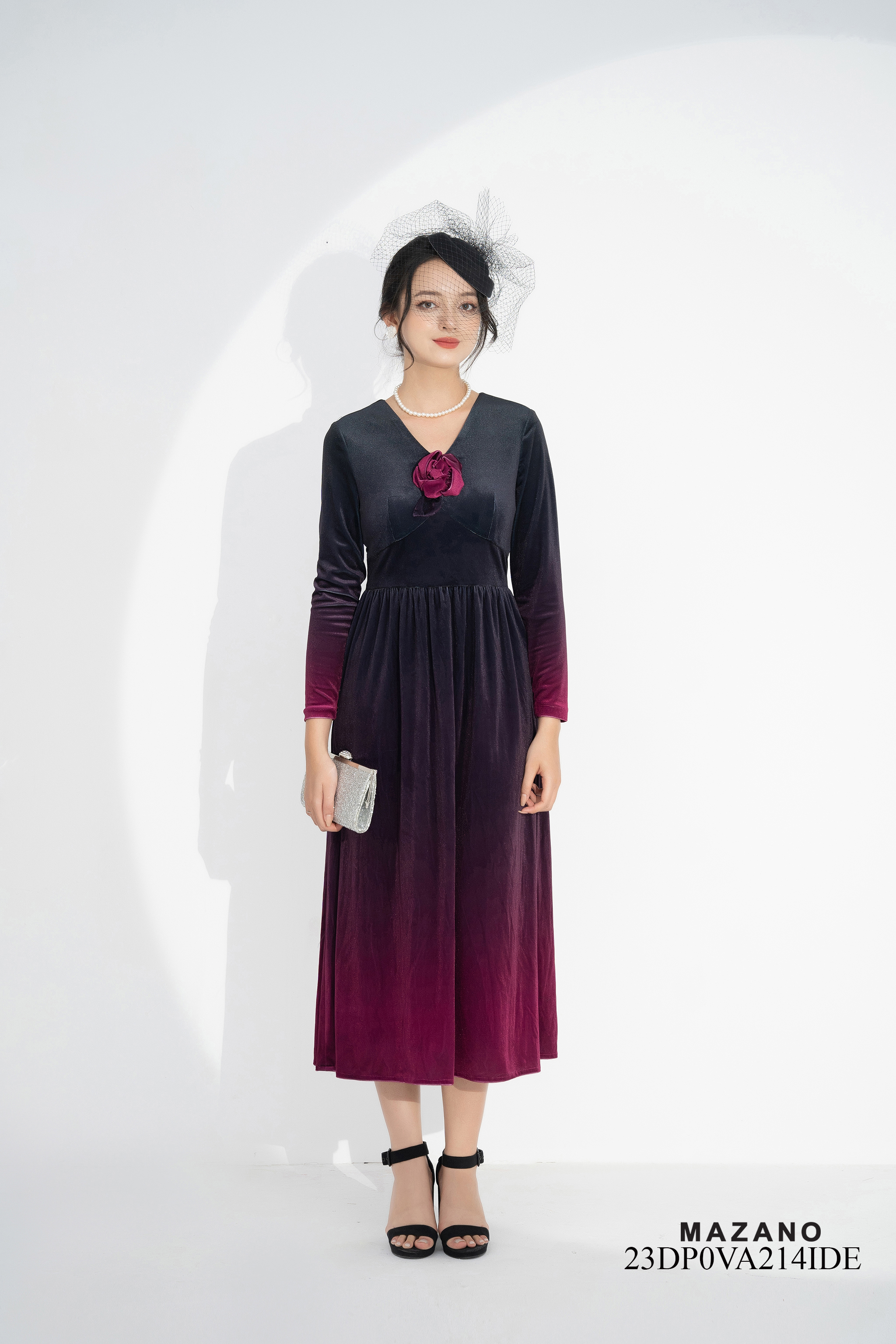 Đầm nhung omber chân rủ hoạ tiết hoa đính cổ V Cách điệu