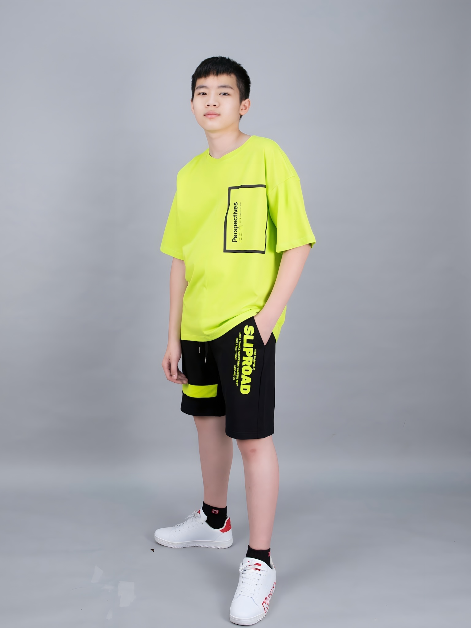 Áo phông dáng rộng neon in túi ngực_thumbnail_1