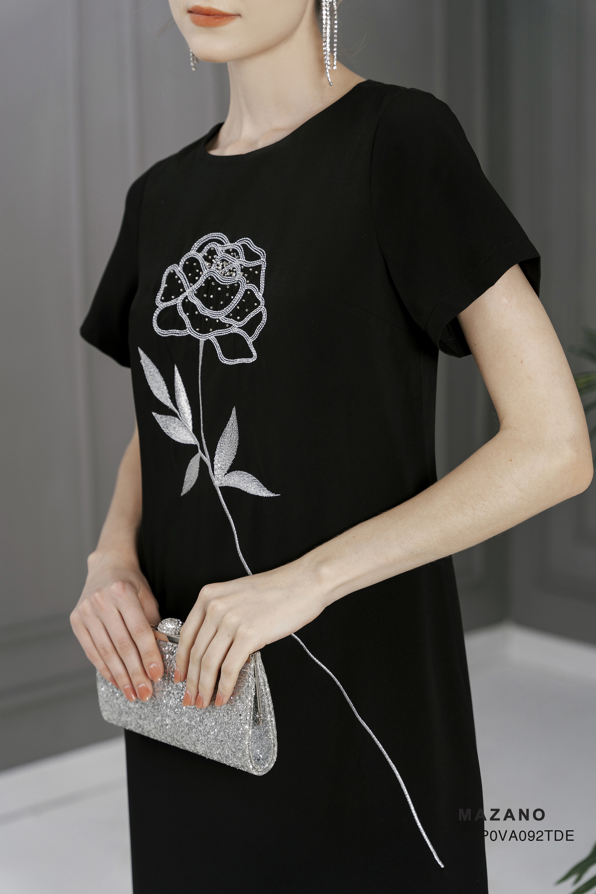 Váy Đầm suông Vải thô Thêu đính bố cục  Cổ tròn vừa Tay ngắn dài qua gối 24HP0VA092TDE