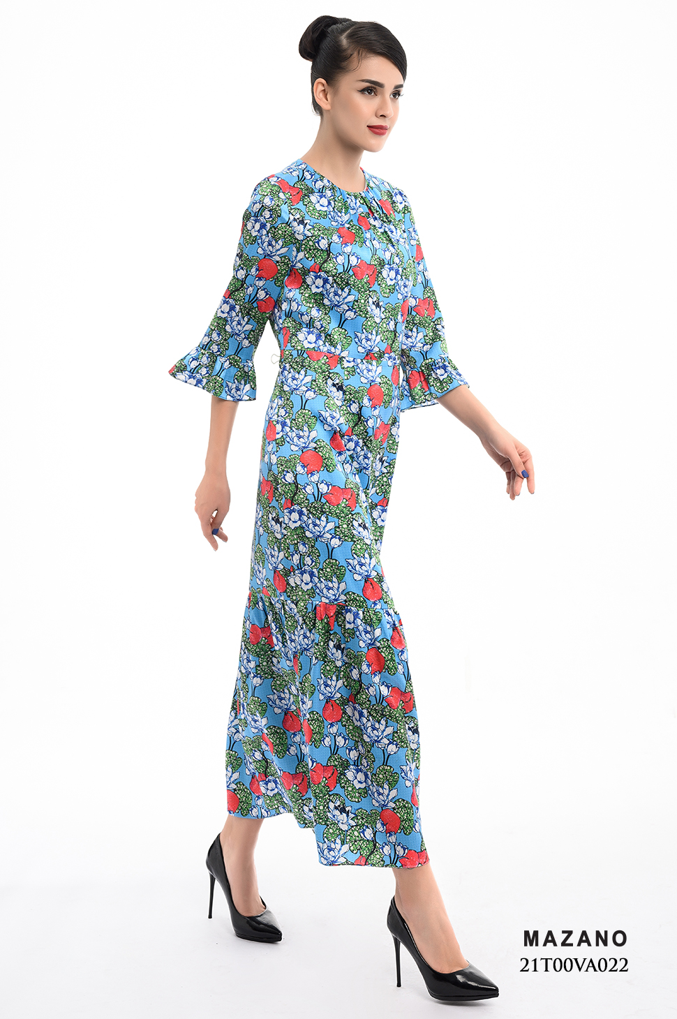 Đầm nền xanh họa tiết tay lỡ loe cách điệu