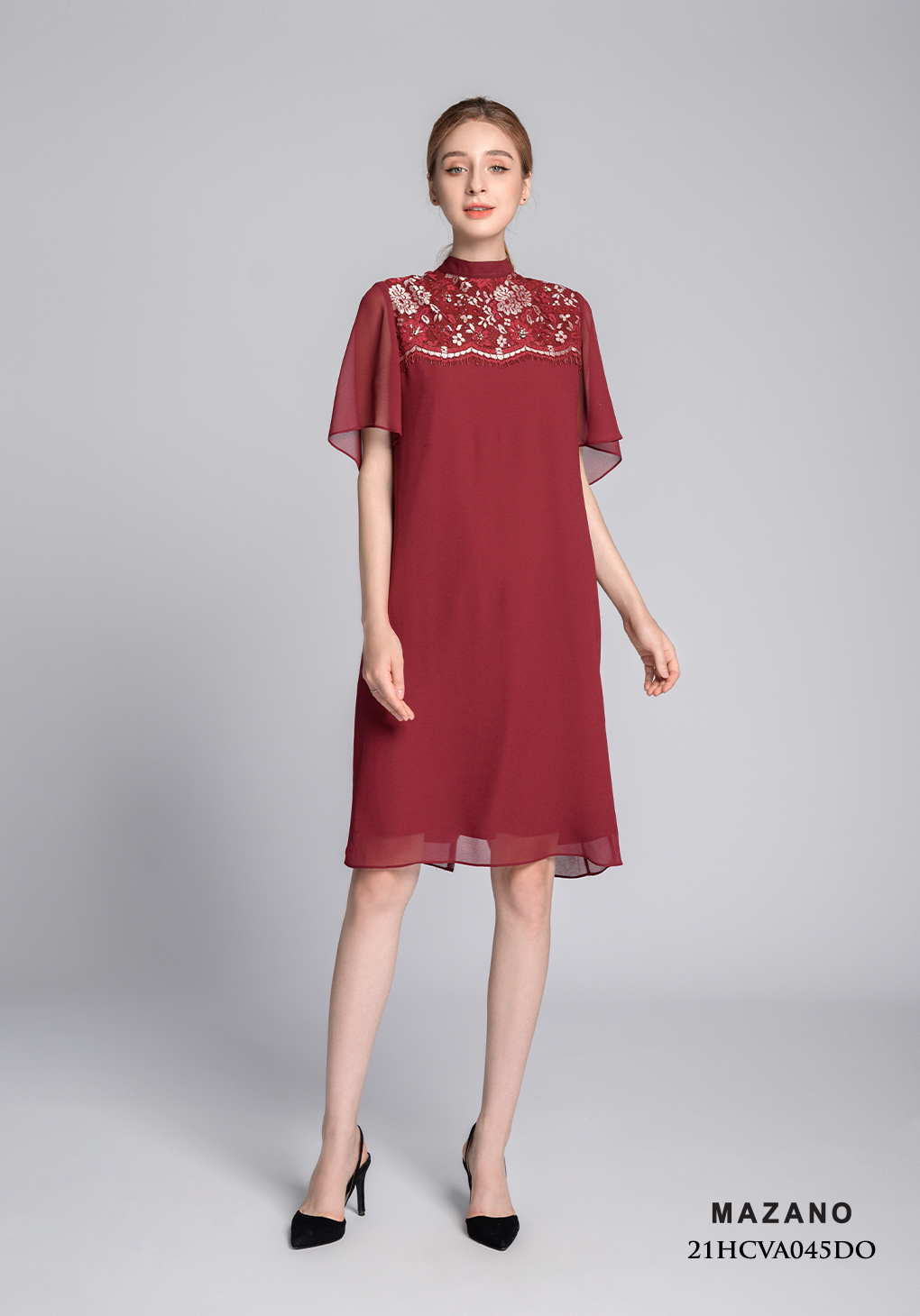 Váy đỏ suông phối ren cách điệu