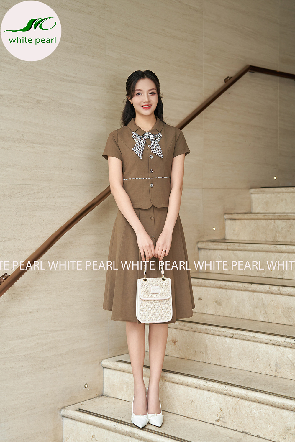 Bộ ký giả áo cổ sen vuông chớp 1 ly kết hợp chân váy xếp ly đính cúc thời trang công sở cao cấp White Pearl AK2402_thumbnail_2