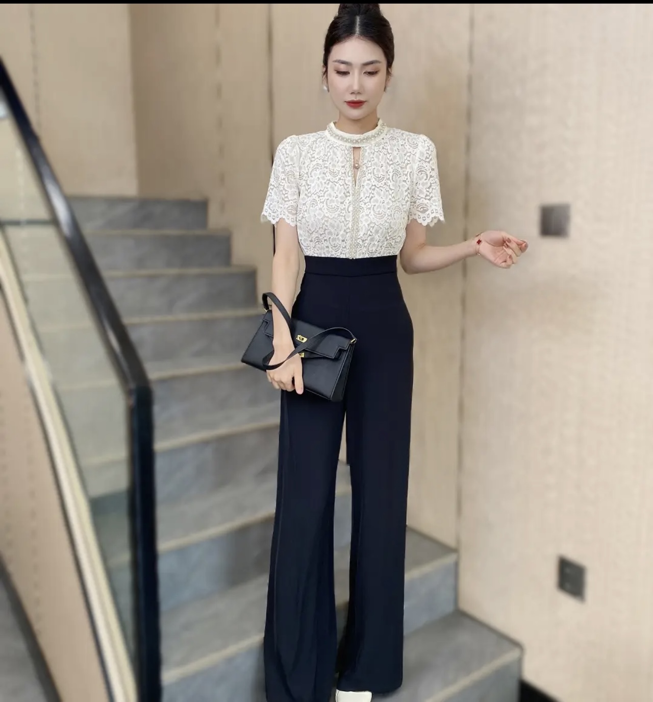 Jump phối ren cổ tròn đính đá phong cách