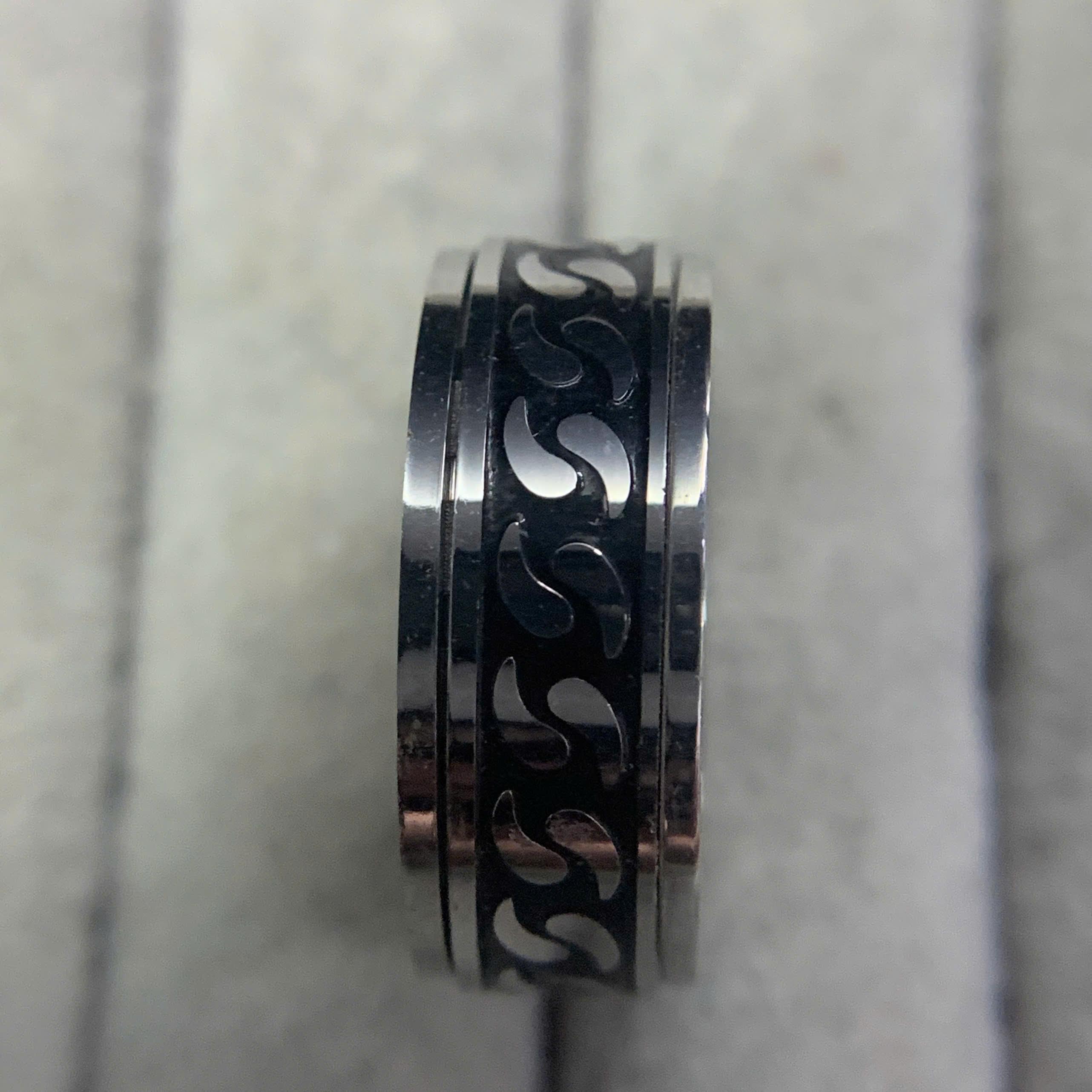 nhẫn kiểu titan hai lớp giả xích đen xoay cao 8mm size 7 