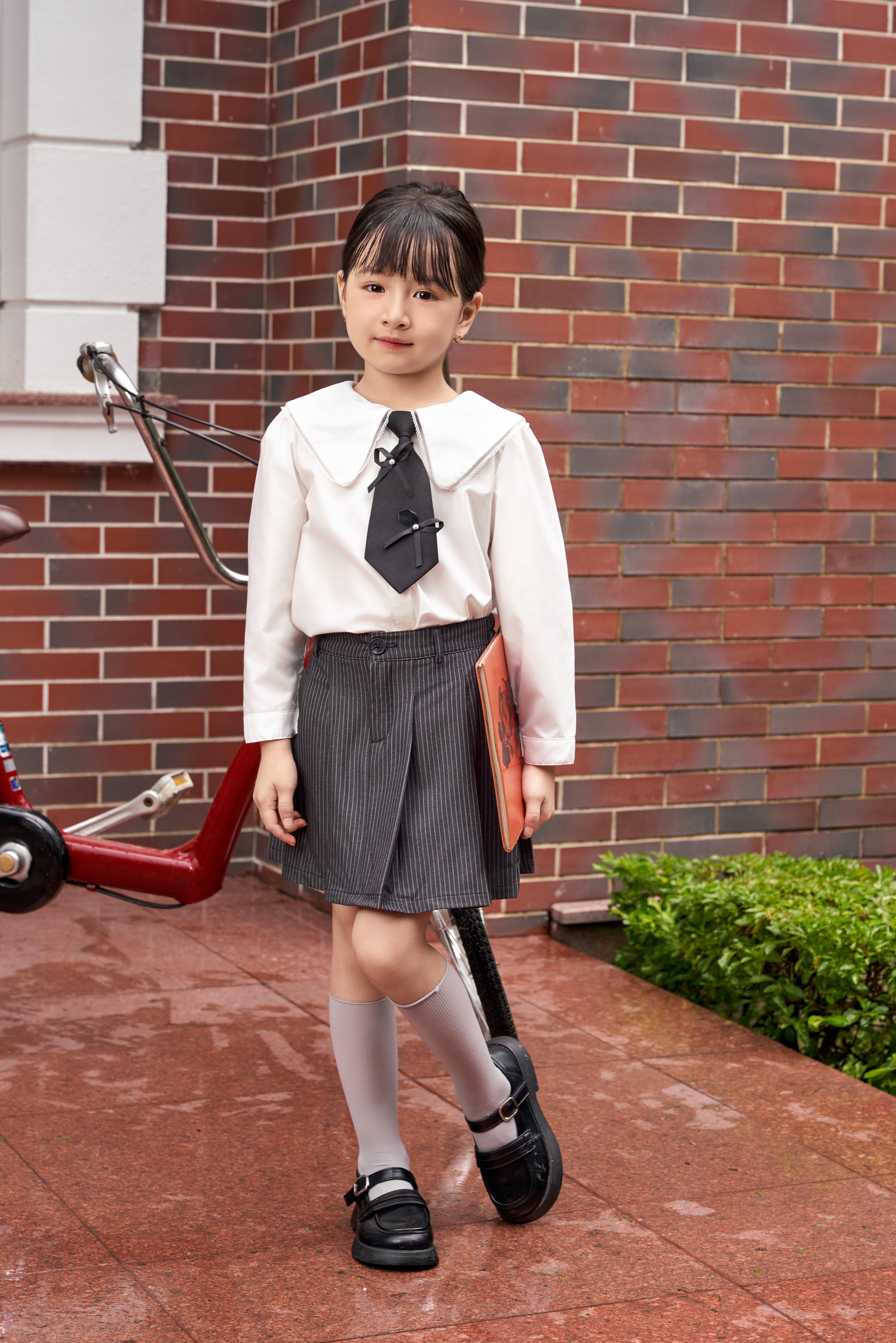 Chân váy xếp ly kẻ dọc kiểu