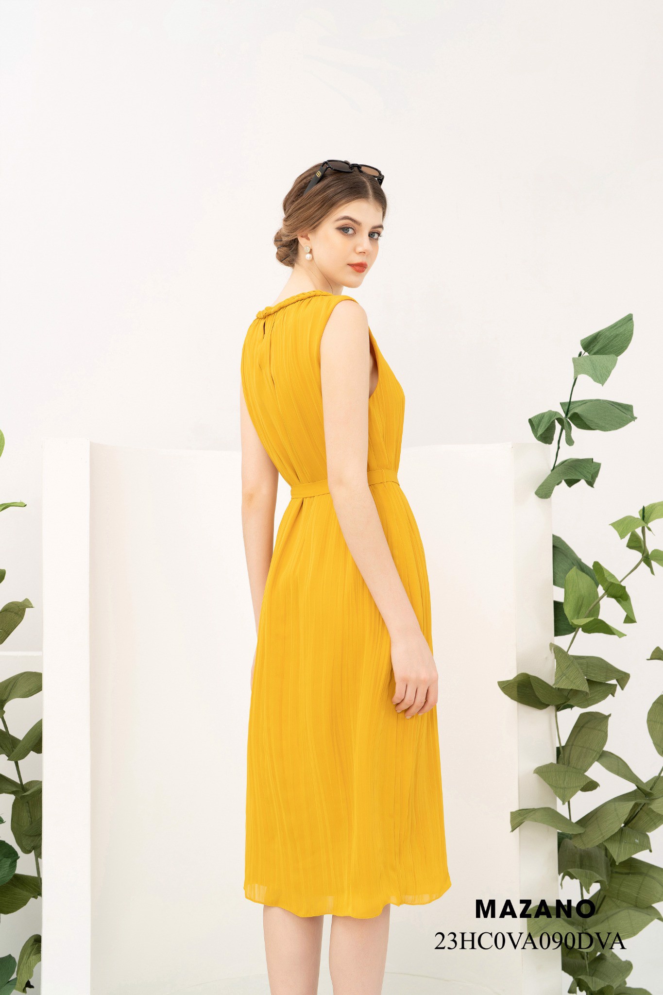 Đầm suông thắt đai chiffon dập nhăn cổ tròn trang trí dây tết không tay dài ngang bắp chân_thumbnail_3