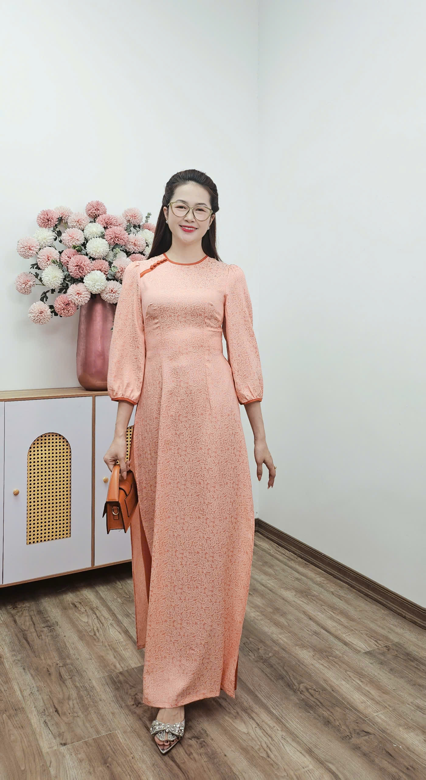 A2876 áo dài khít bồng gấm cam sữa viền nâu_thumbnail_5