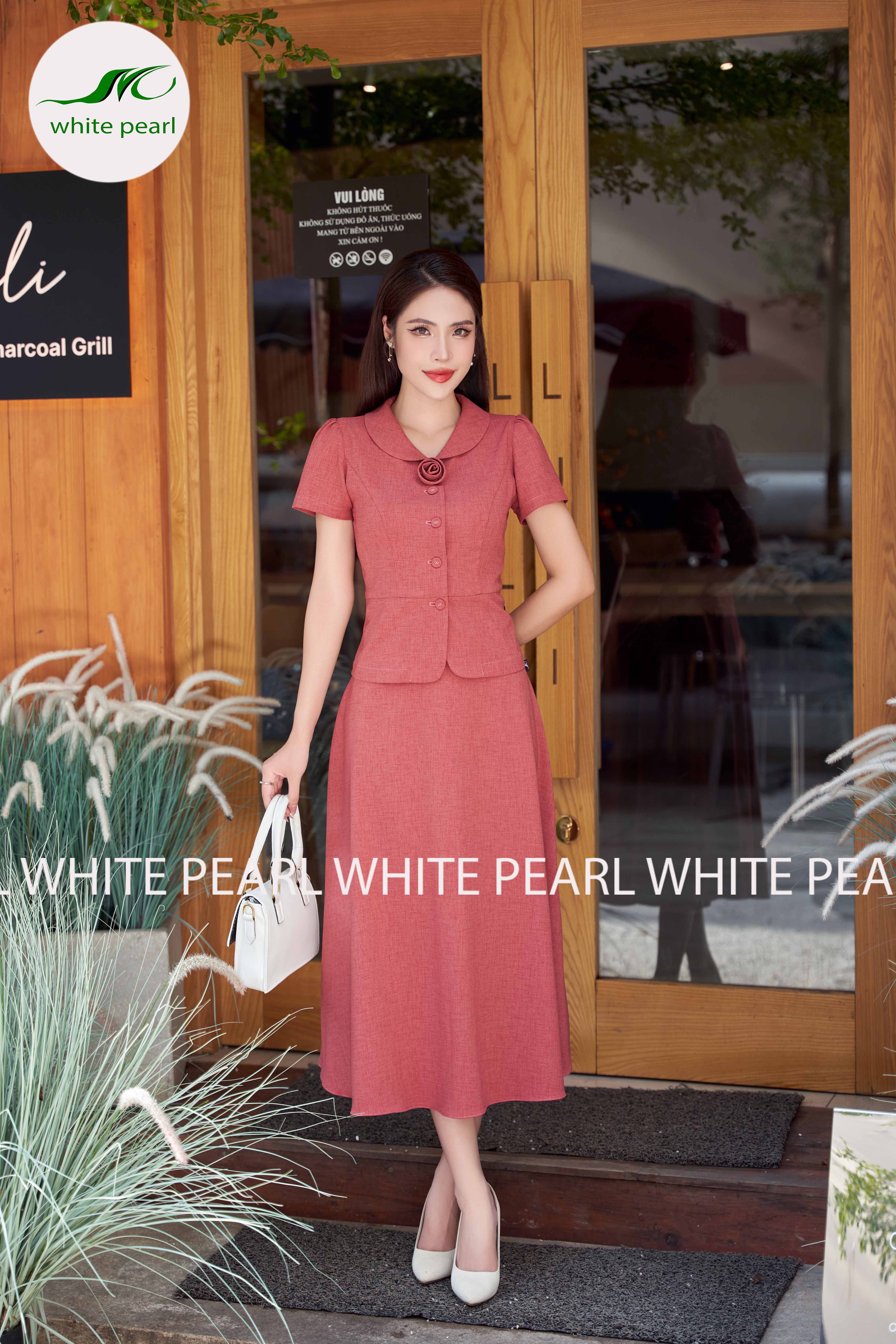 Áo ký giả cổ sam đính hoa màu hồng kết hợp chân váy xòe thời trang công sở White Pearl_thumbnail_0