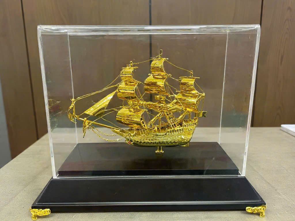 Thuyền buồm mạ vàng 24K - KT: 21×10,5x 17cm