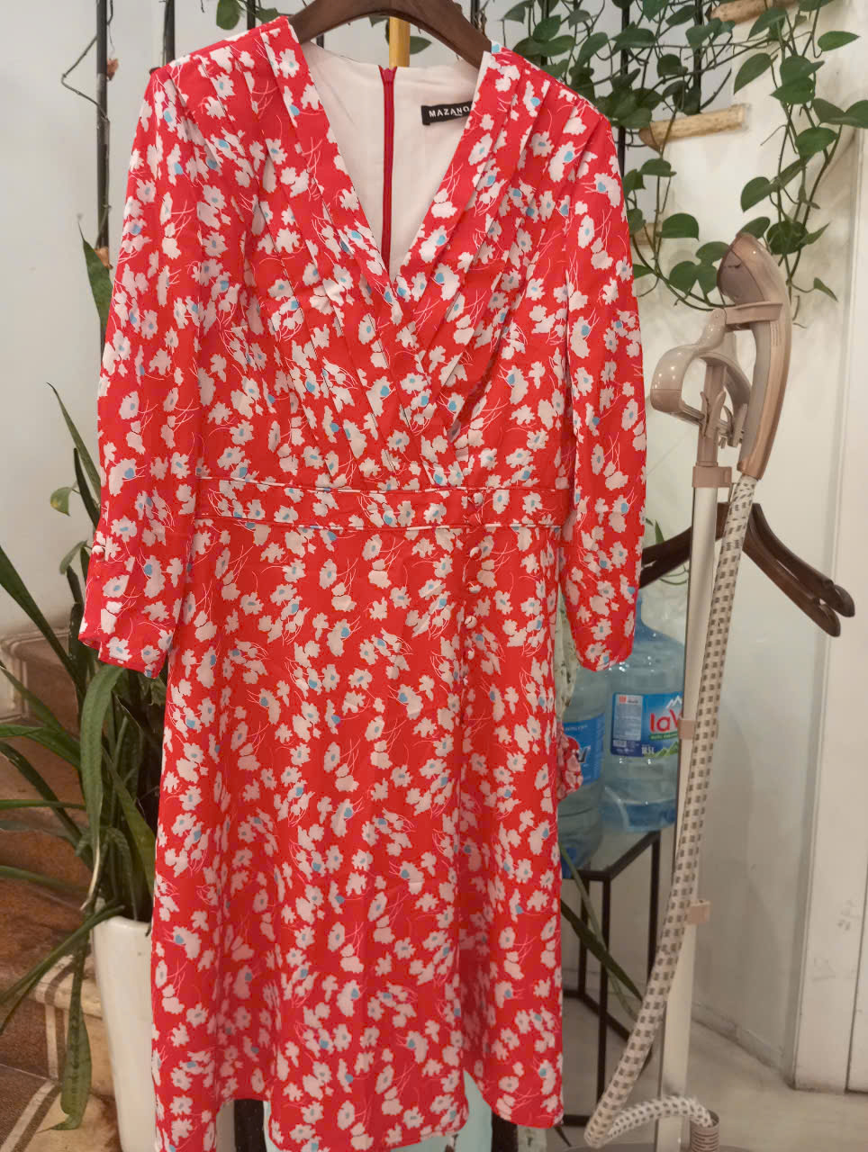 Đầm đỏ họa tiết hoa nhí, cổ chữ V, tay lỡ