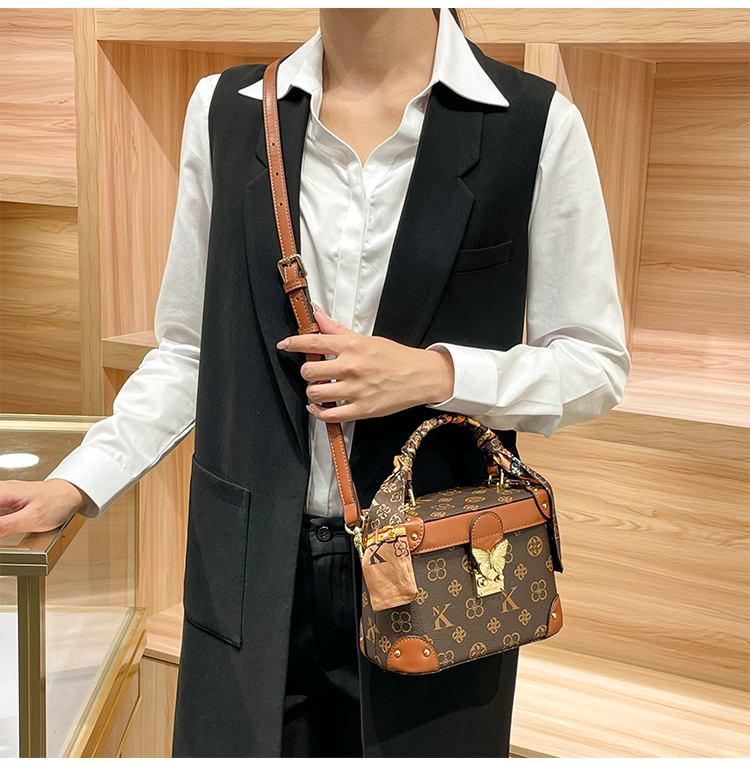 Túi xách hộp họa tiết vintage sang trọng