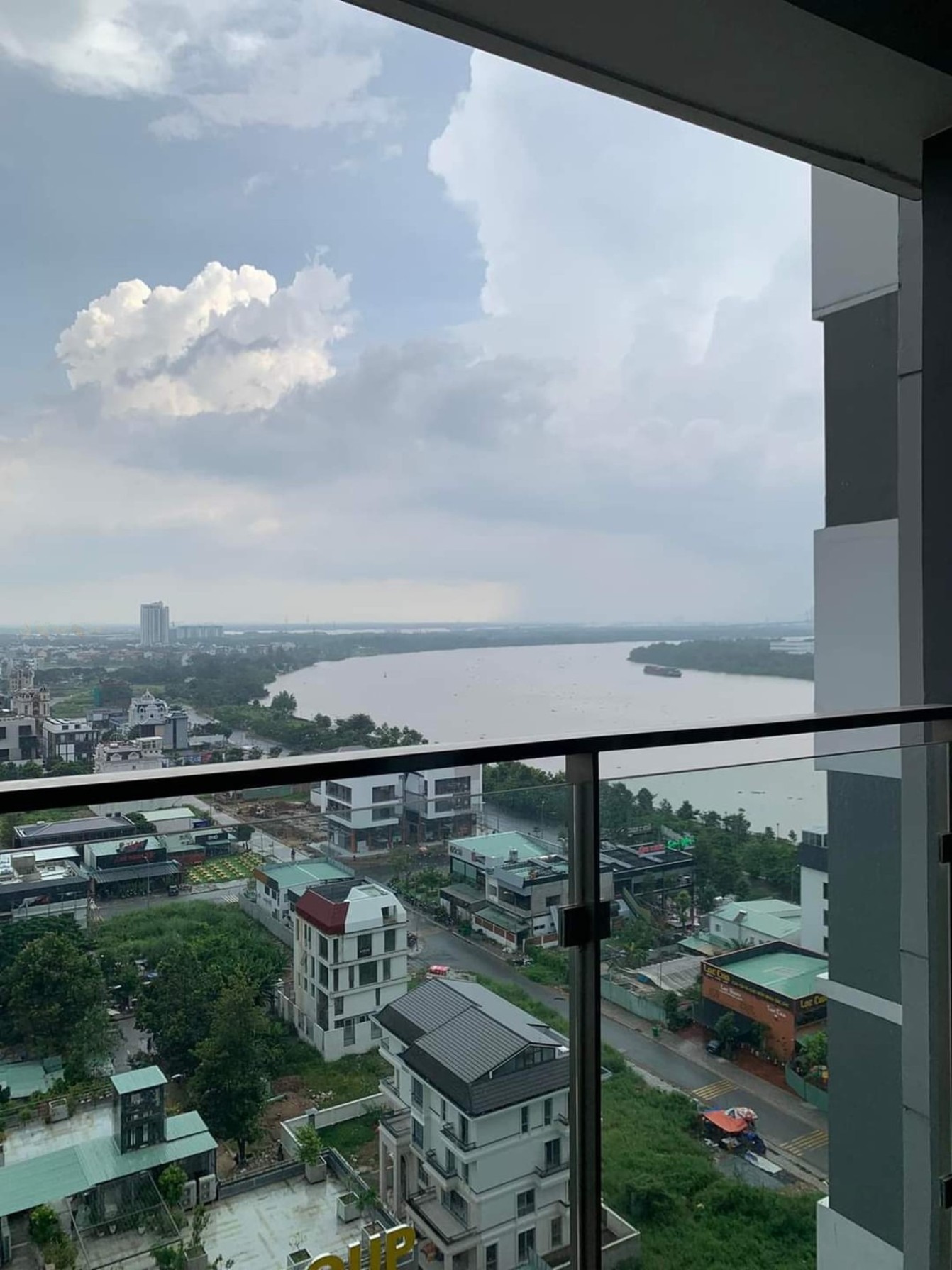 Bán nhanh căn hộ 1 phòng ngủ One Verandah, view sông SG, ban công ĐN, tầng trung - View vĩnh viễn_thumbnail_1