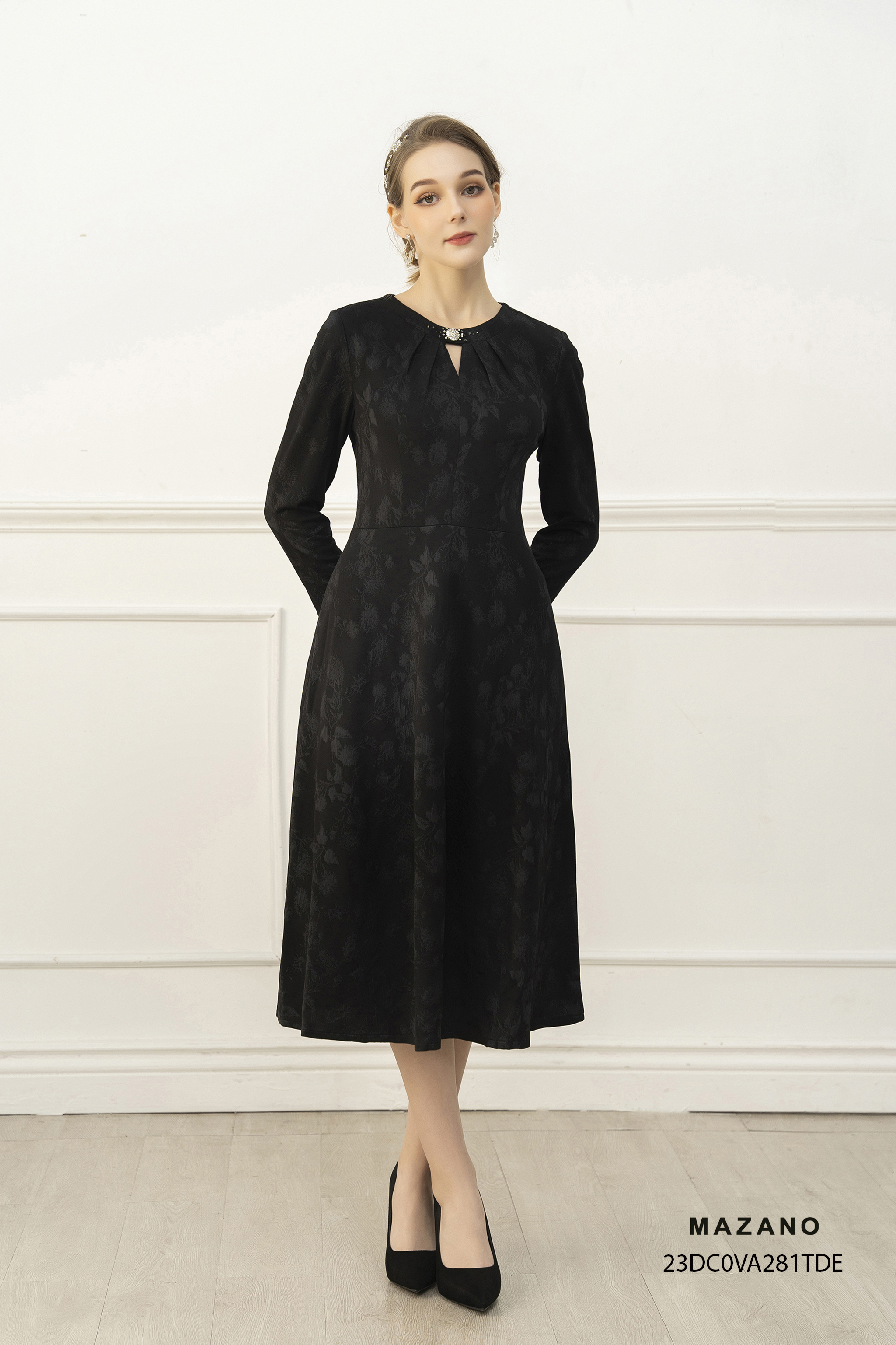 Đầm dạ len thân ôm chân rủ, cổ cách điệu xếp ly đính hạt cườm_thumbnail_3