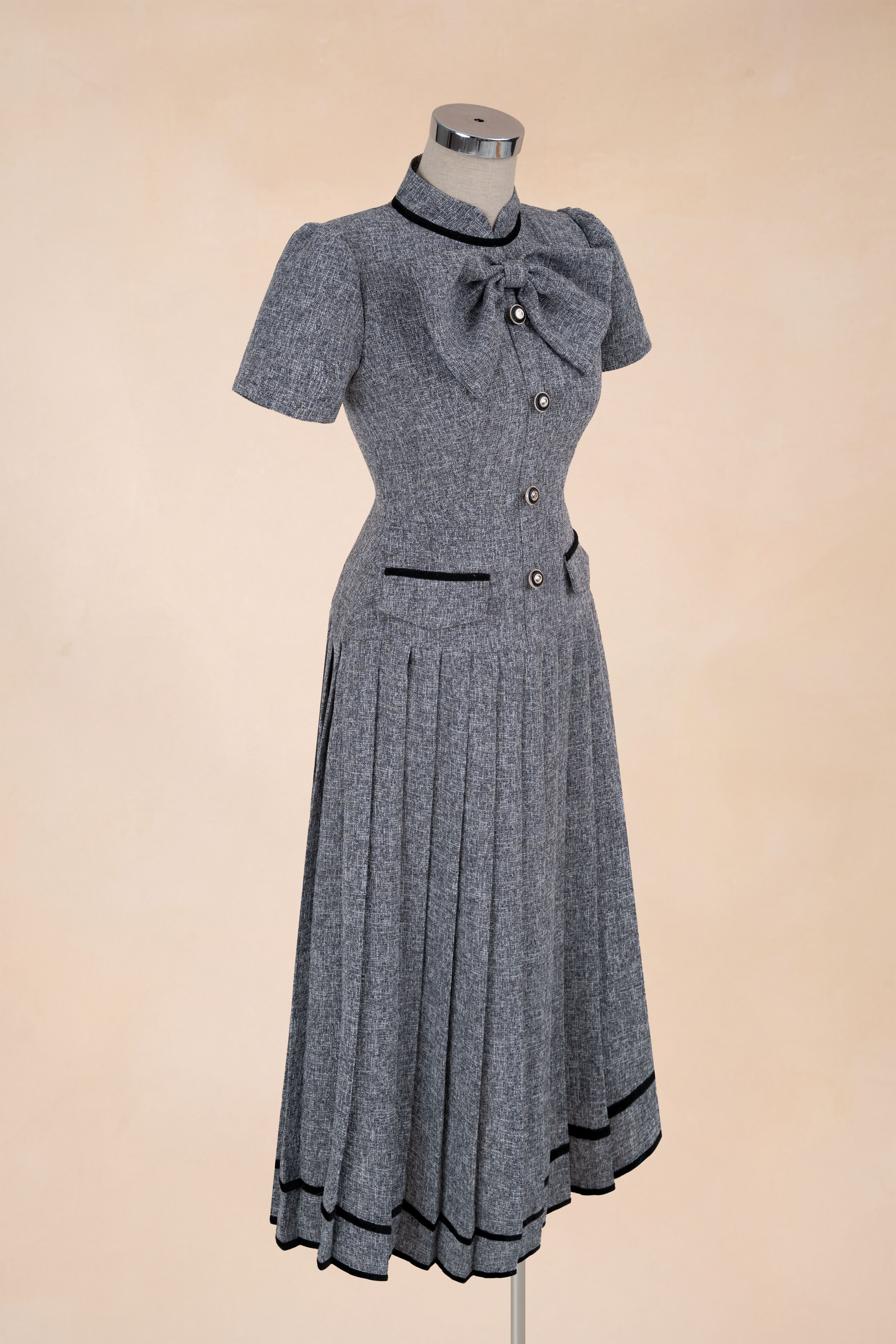 Đầm Xếp Ly Viền Đen Đính Nơ Dáng Dài