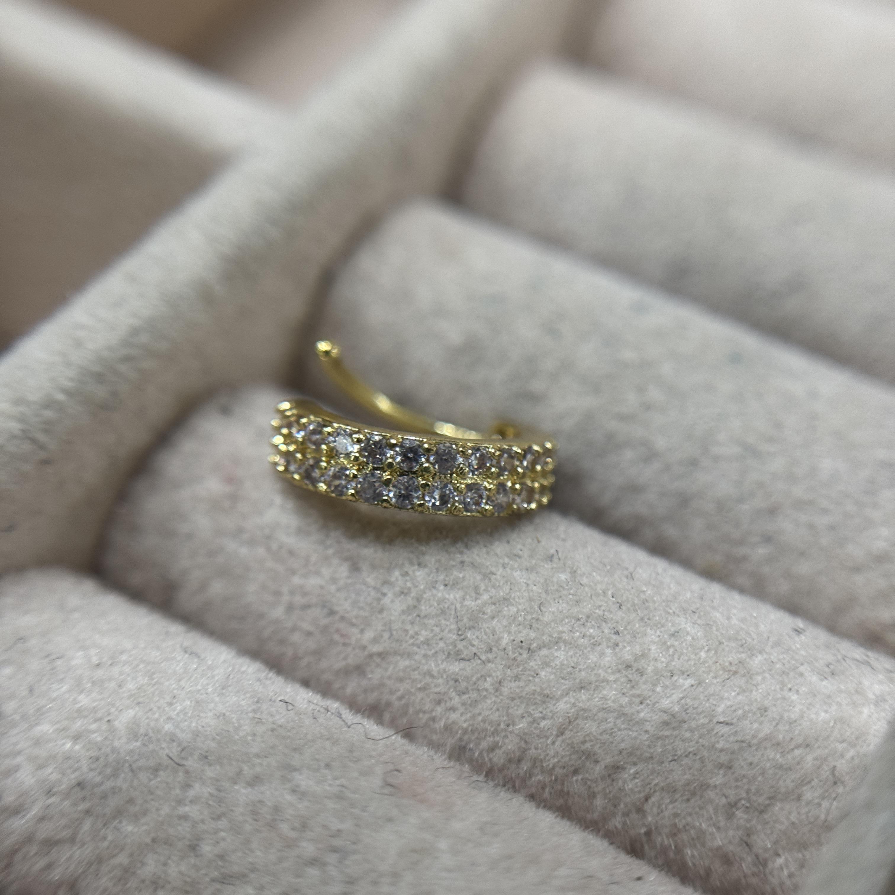 vòng bẻ màu vàng hai dải kim cương trắng vuông nhỏ size 8_thumbnail_2