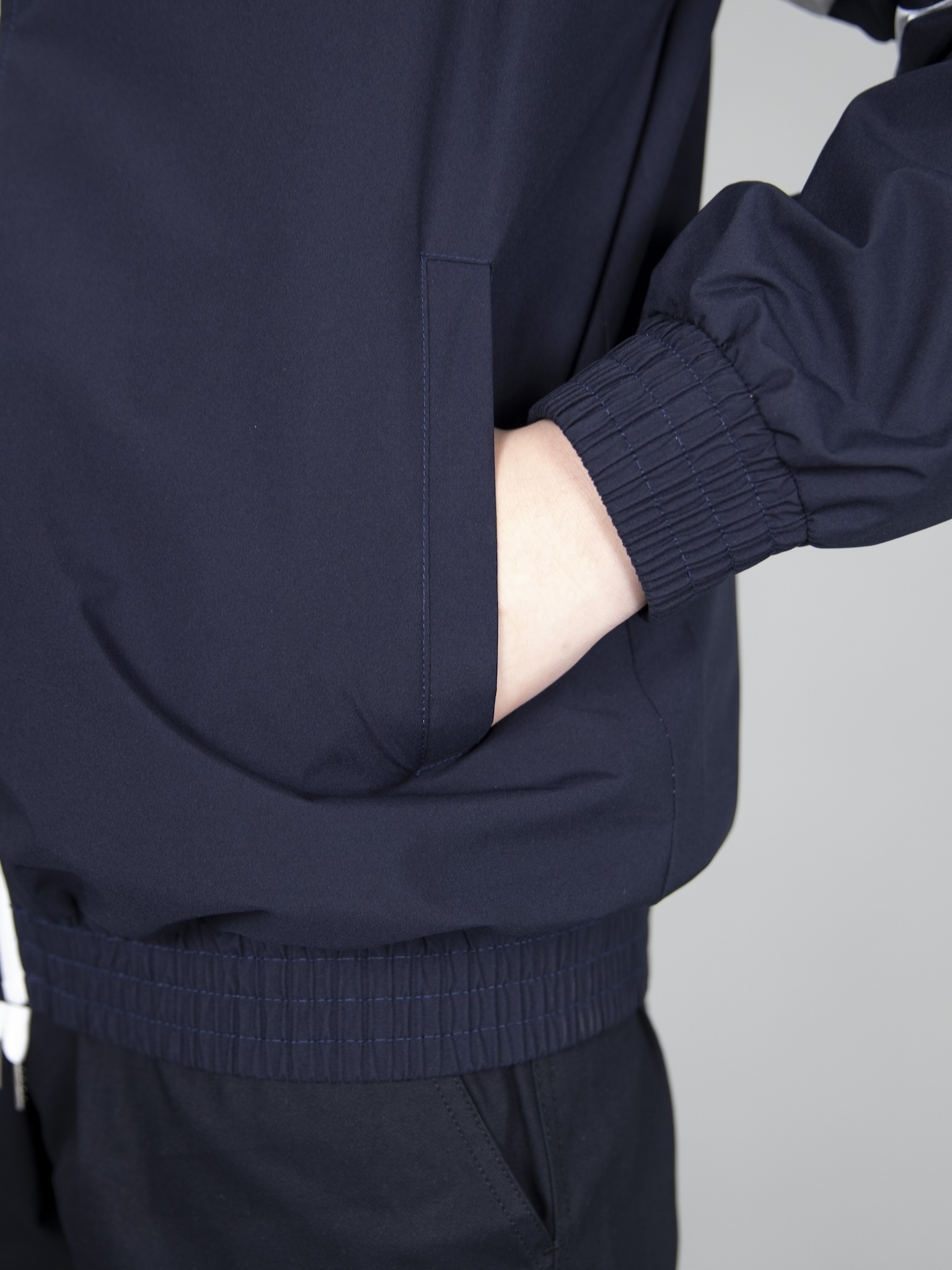 Áo khoác gió navy tay phối trắng in chữ R_thumbnail_6