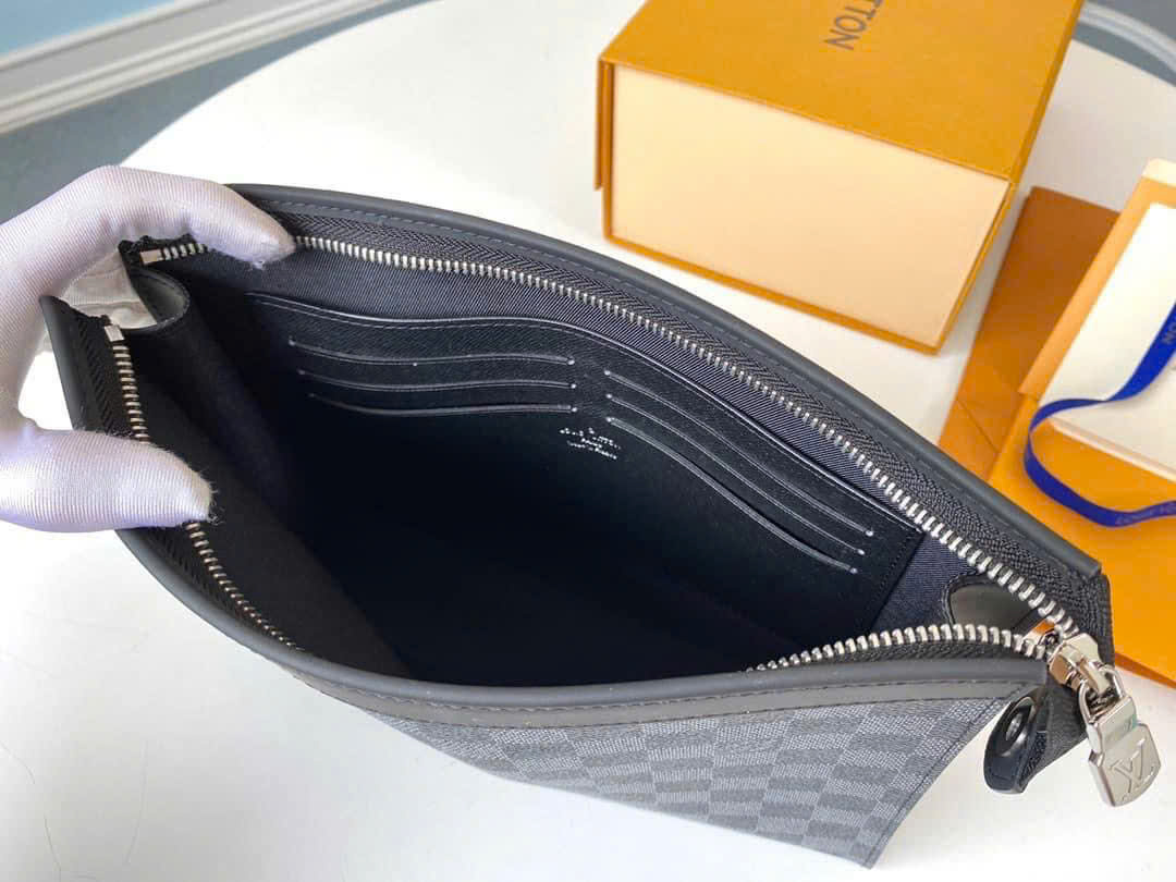 Clutch LV Pochette Voyage MM Monogram Eclips_thumbnail_5