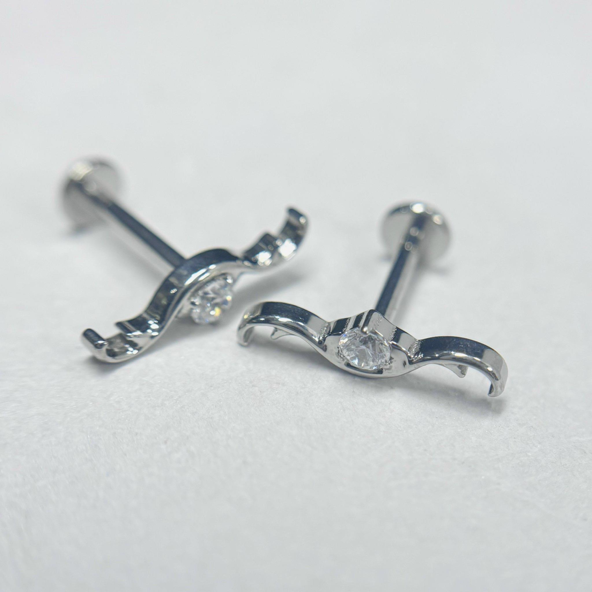 Khuyên kiểu titan cánh mắt