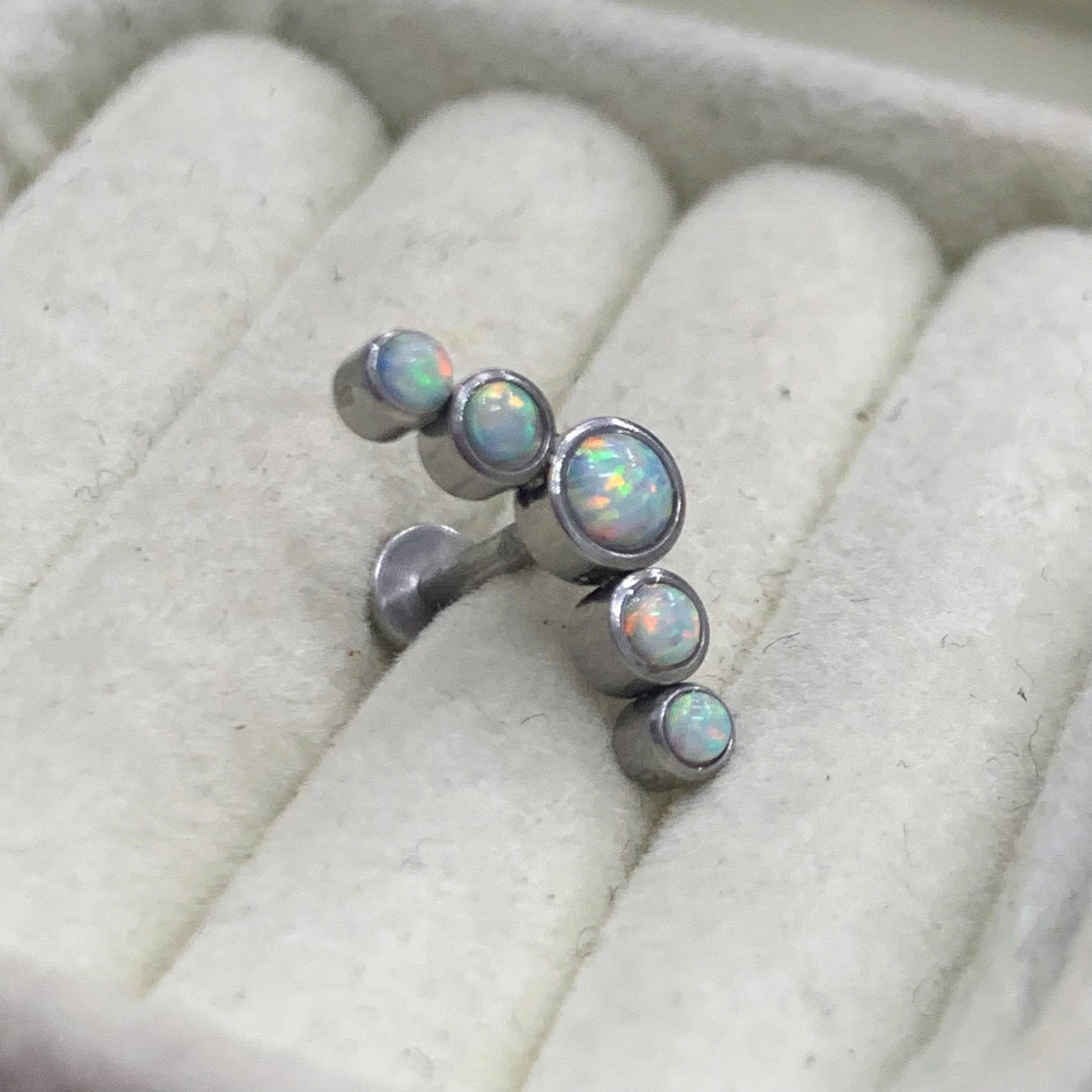 Khuyên kiểu titan 5 đá opal xanh.