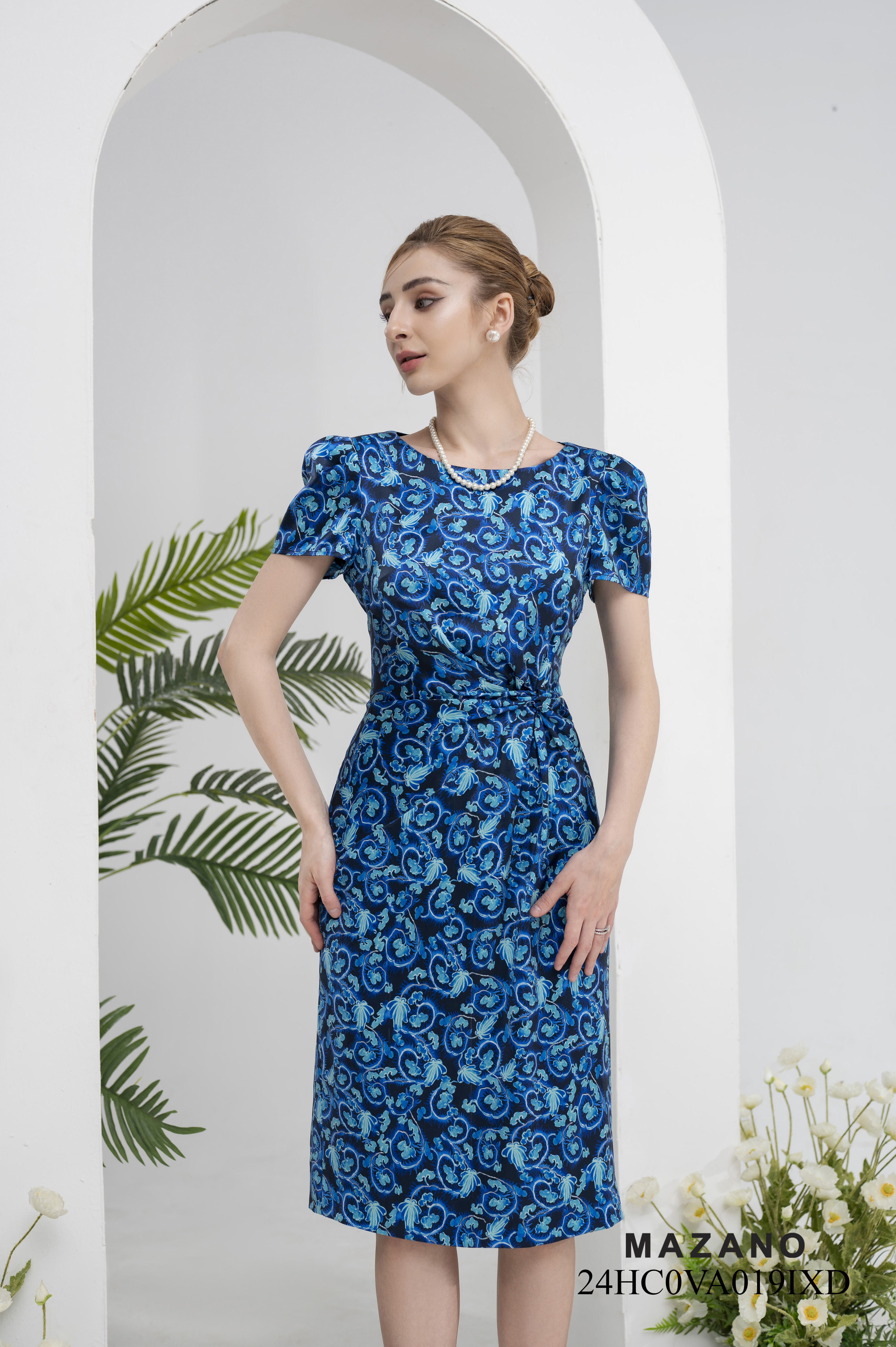 Đầm xoắn eo dáng ôm in họa tiết sang trọng