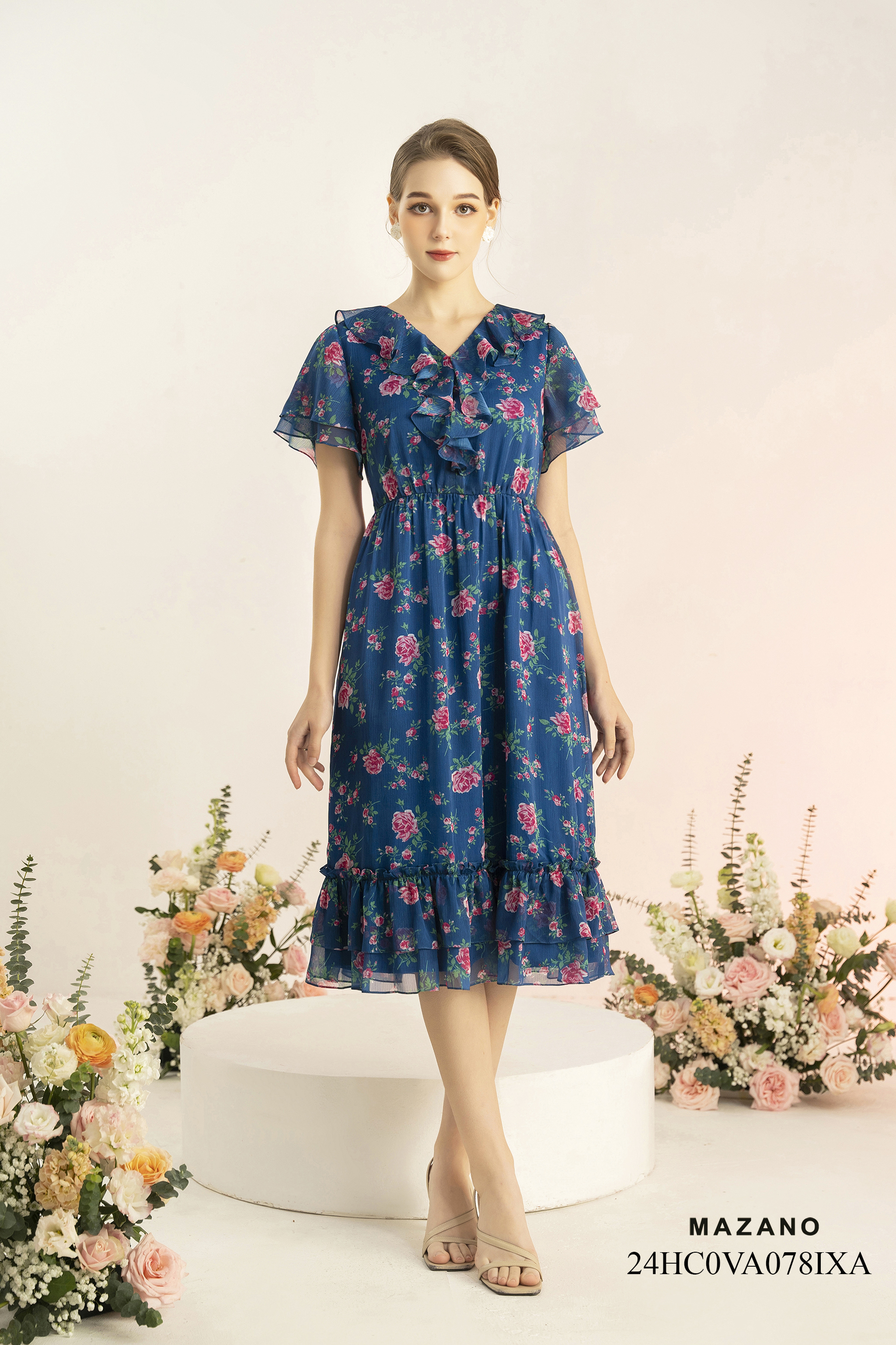 Đầm trang trí bèo hoa hồng nền xanh