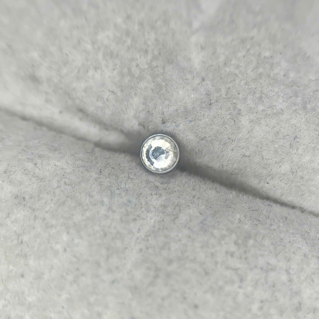 Đá cấy kim cương titan size 4