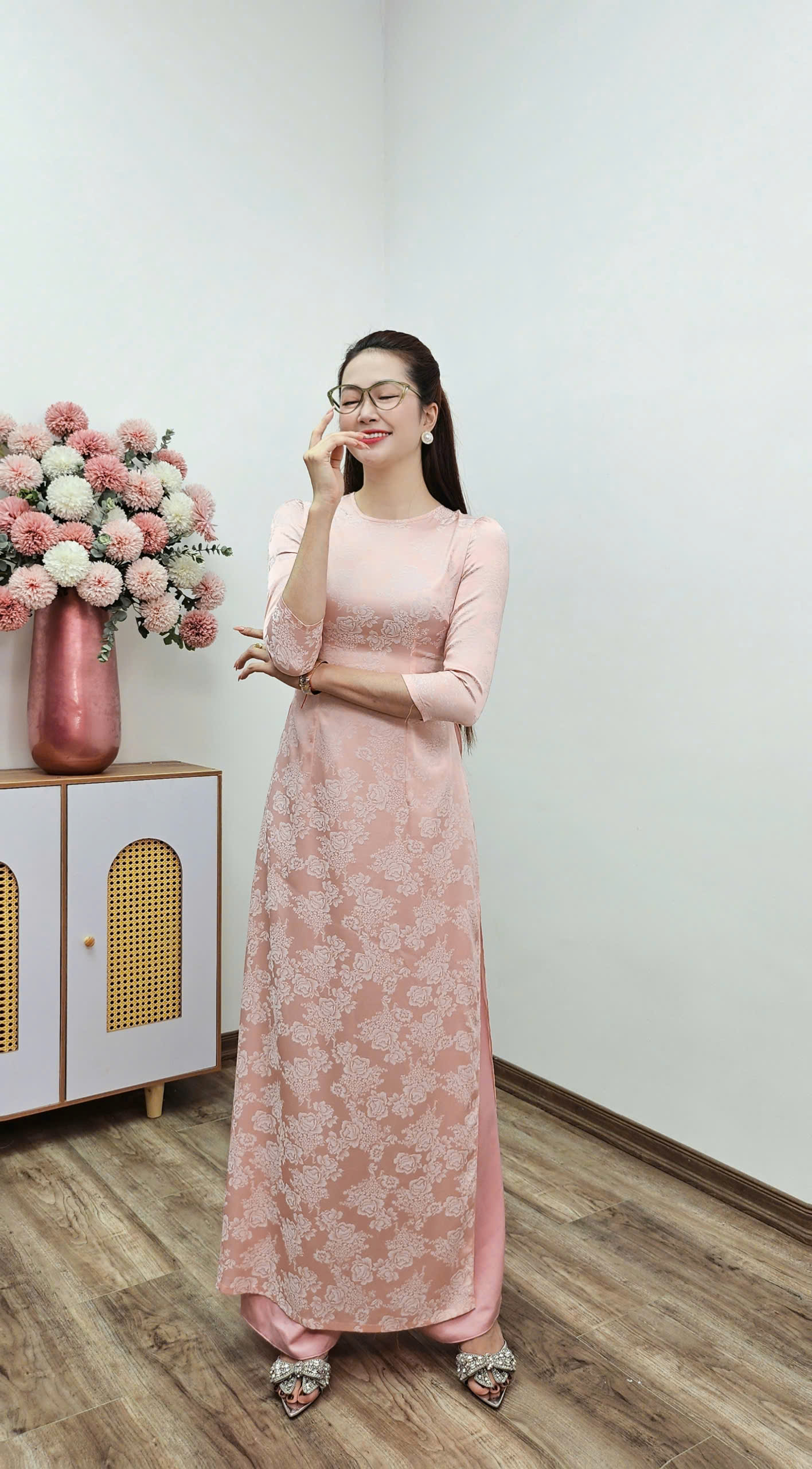 A2875 áo dài cổ khít tay bồng gấm mẫu đơn hồng nhạt_thumbnail_3