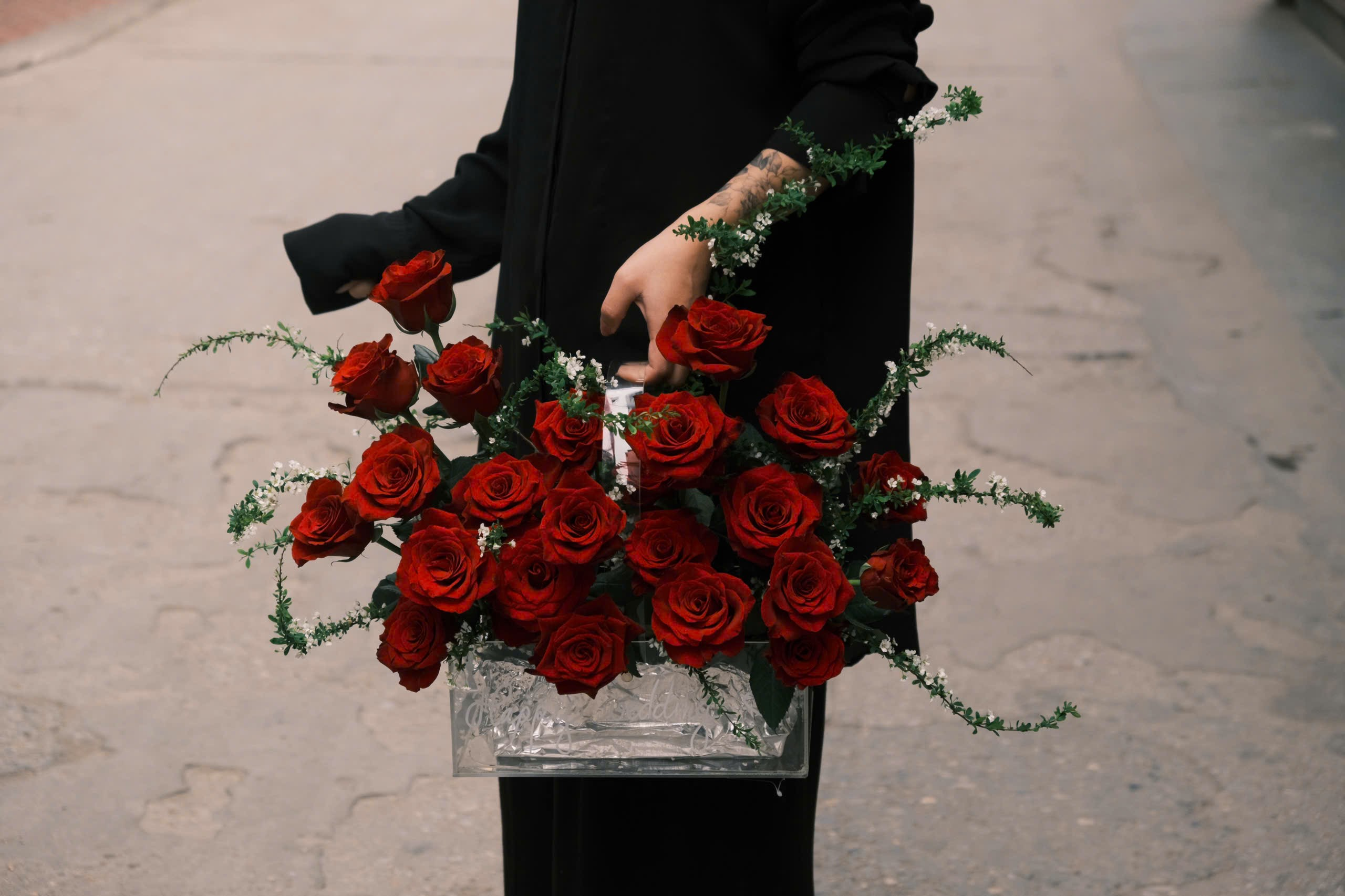 Giỏ hoa mica - Hồng đỏ mix tuyết mai