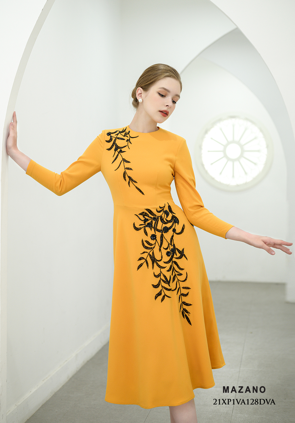 Đầm vàng dài tay đính hoa dây trang trí_thumbnail_1