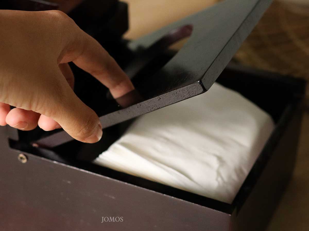 Khay bàn ăn khăn giấy muỗng đũa gỗ xà cừ J000381_thumbnail_3