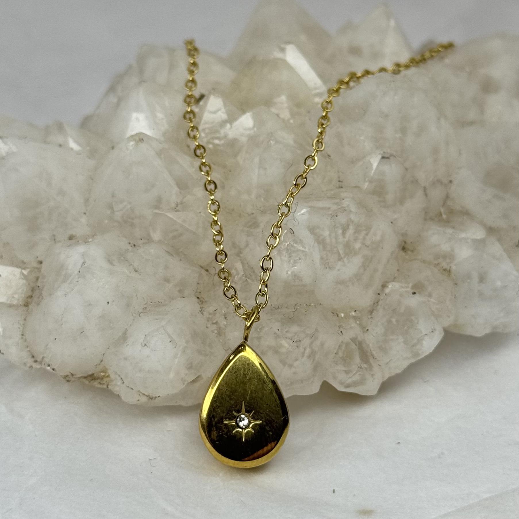 vòng cổ titan vàng charm giọt nước đặc đính kim cương nhỏ 