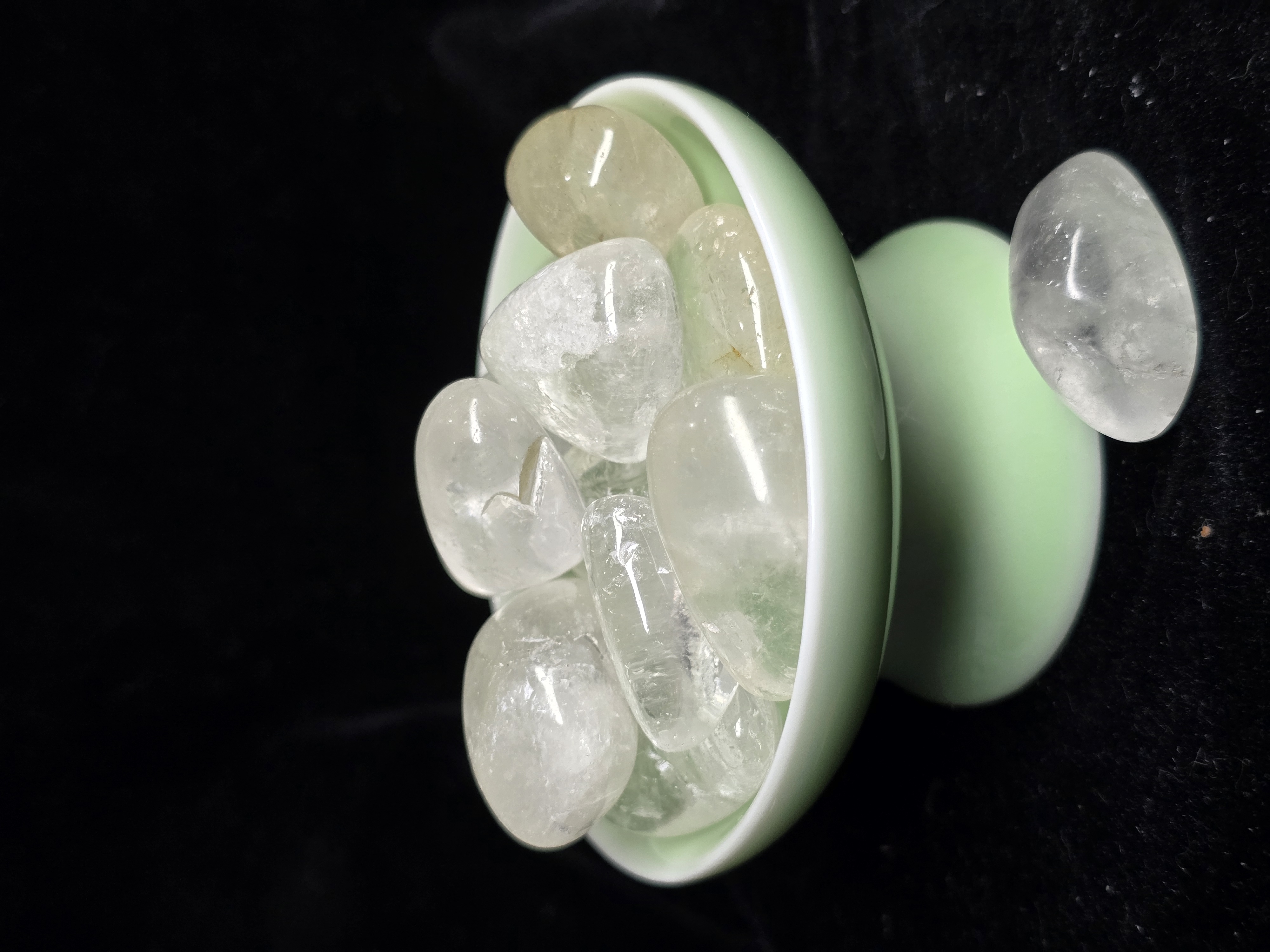 Đá cuội đã mài bóng / Tumbled Đá Thạch Anh Trắng Trong size 2 - 3 cm/viên