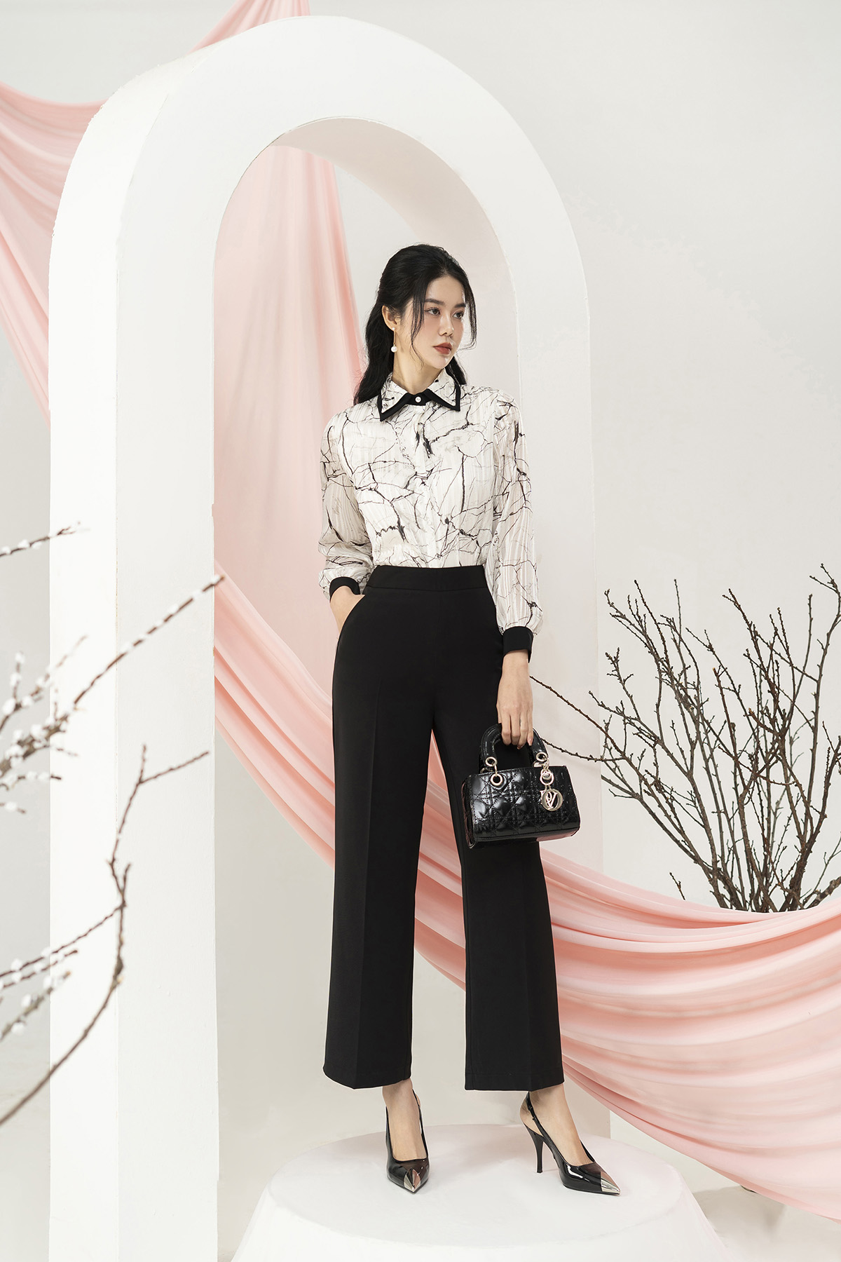 Áo sơ mi nữ công sở Thời trang Lavender họa tiết đen trắng cổ đức 2 lá A3009