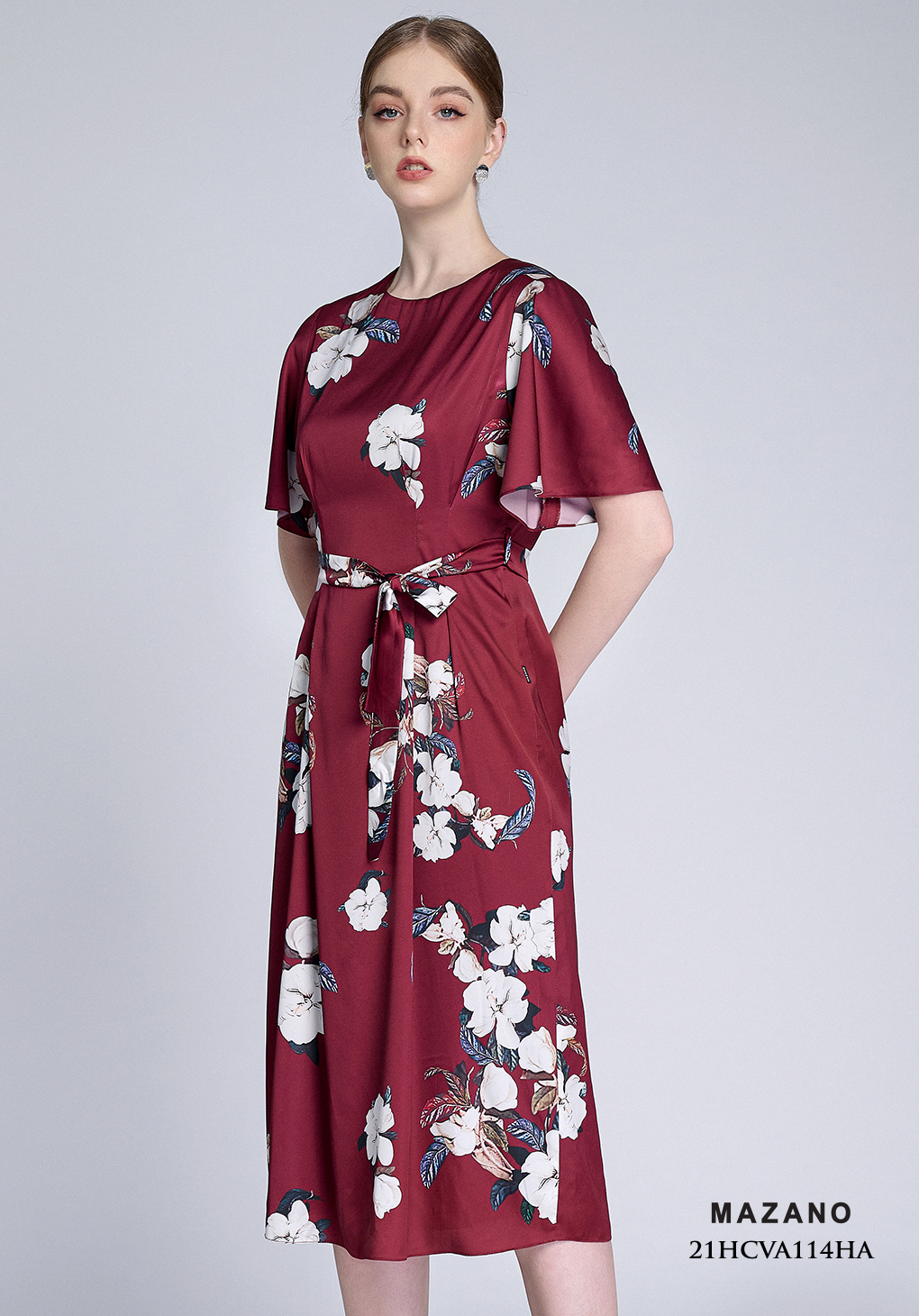 Váy lụa đỏ họa tiết hoa xòe thắt đai