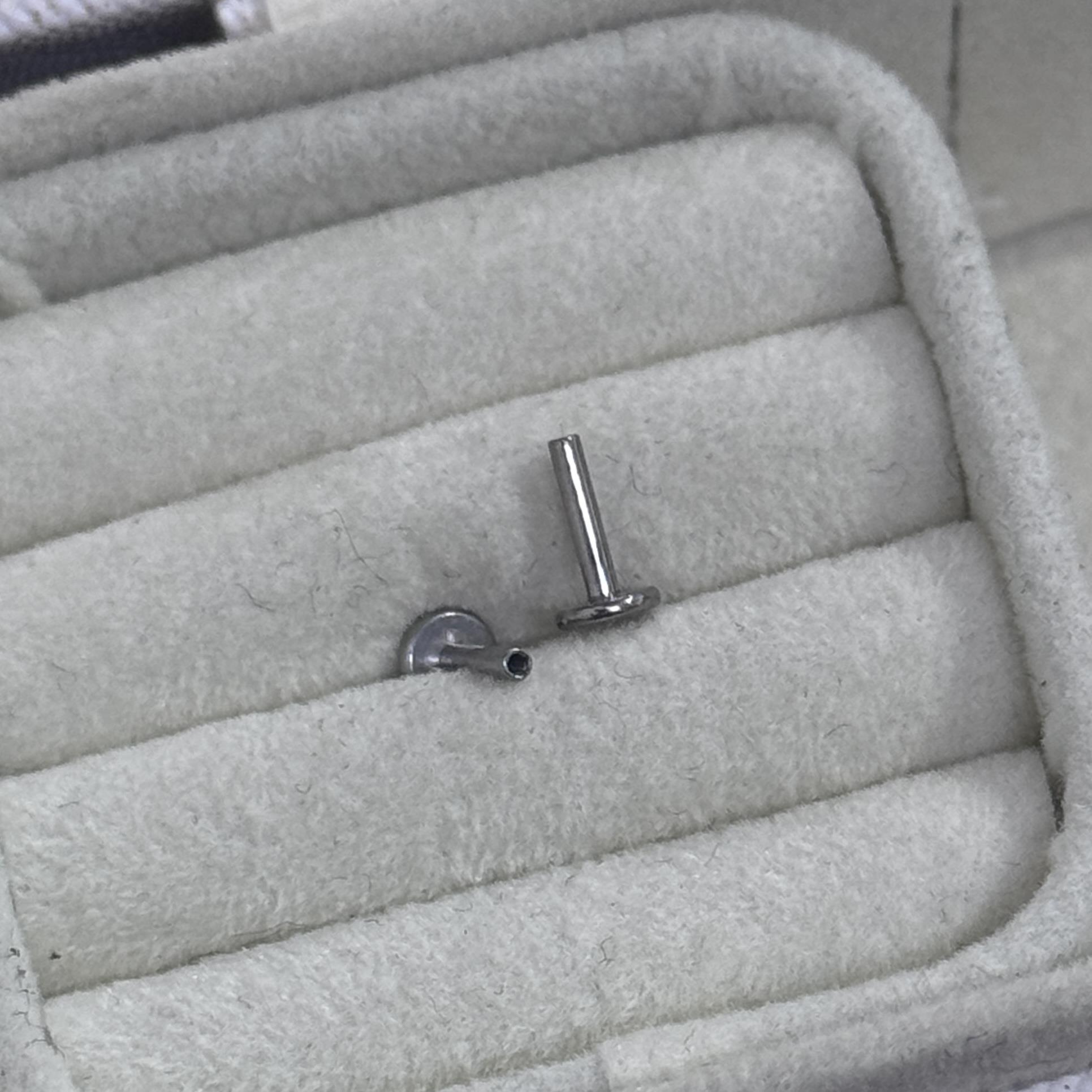 thân khuyên titan đít dẹt ren trong dài 6mm dày 1.2mm_thumbnail_3