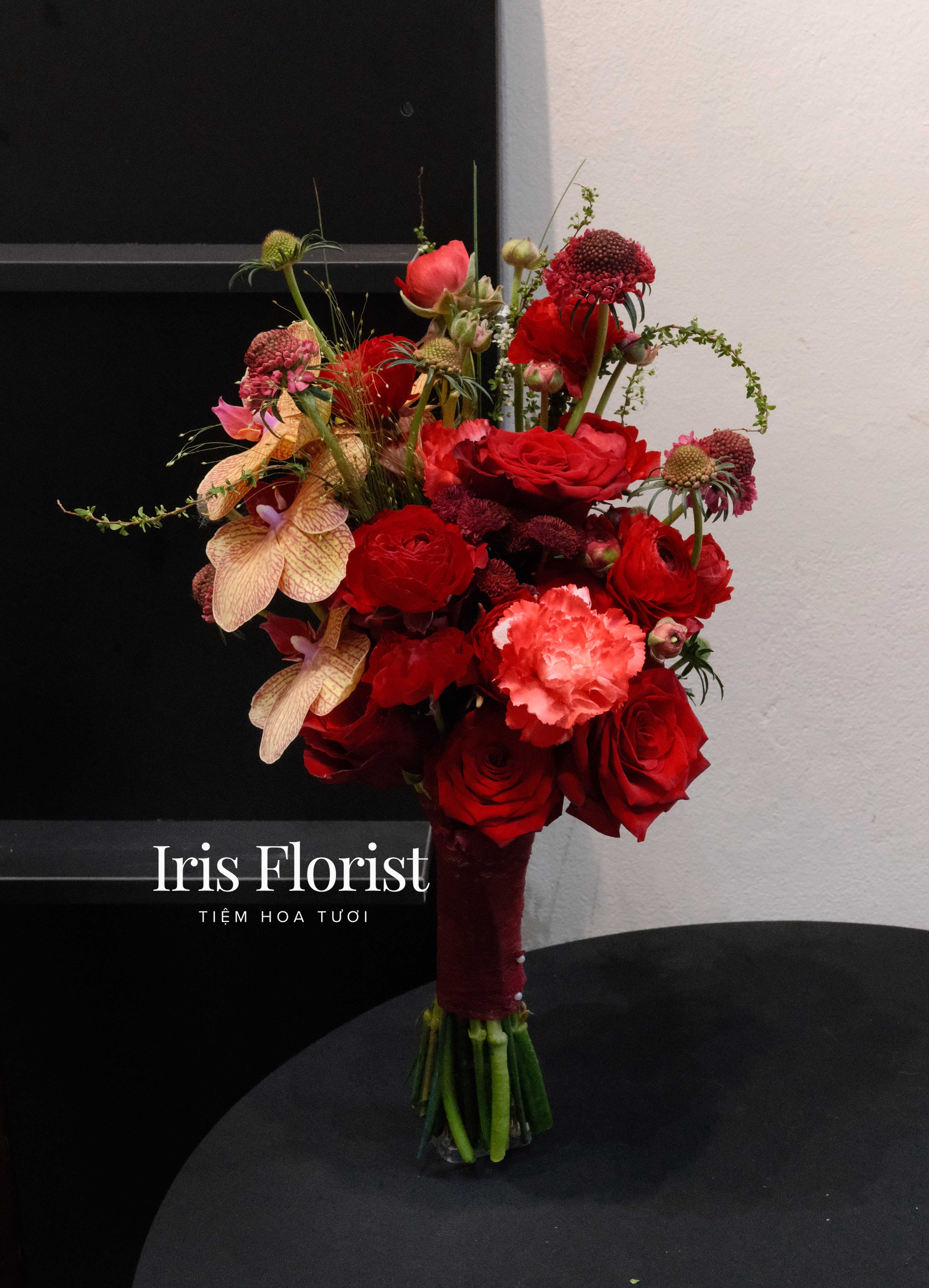 Bó hoa cưới tone Đỏ mix lan hồ điệp