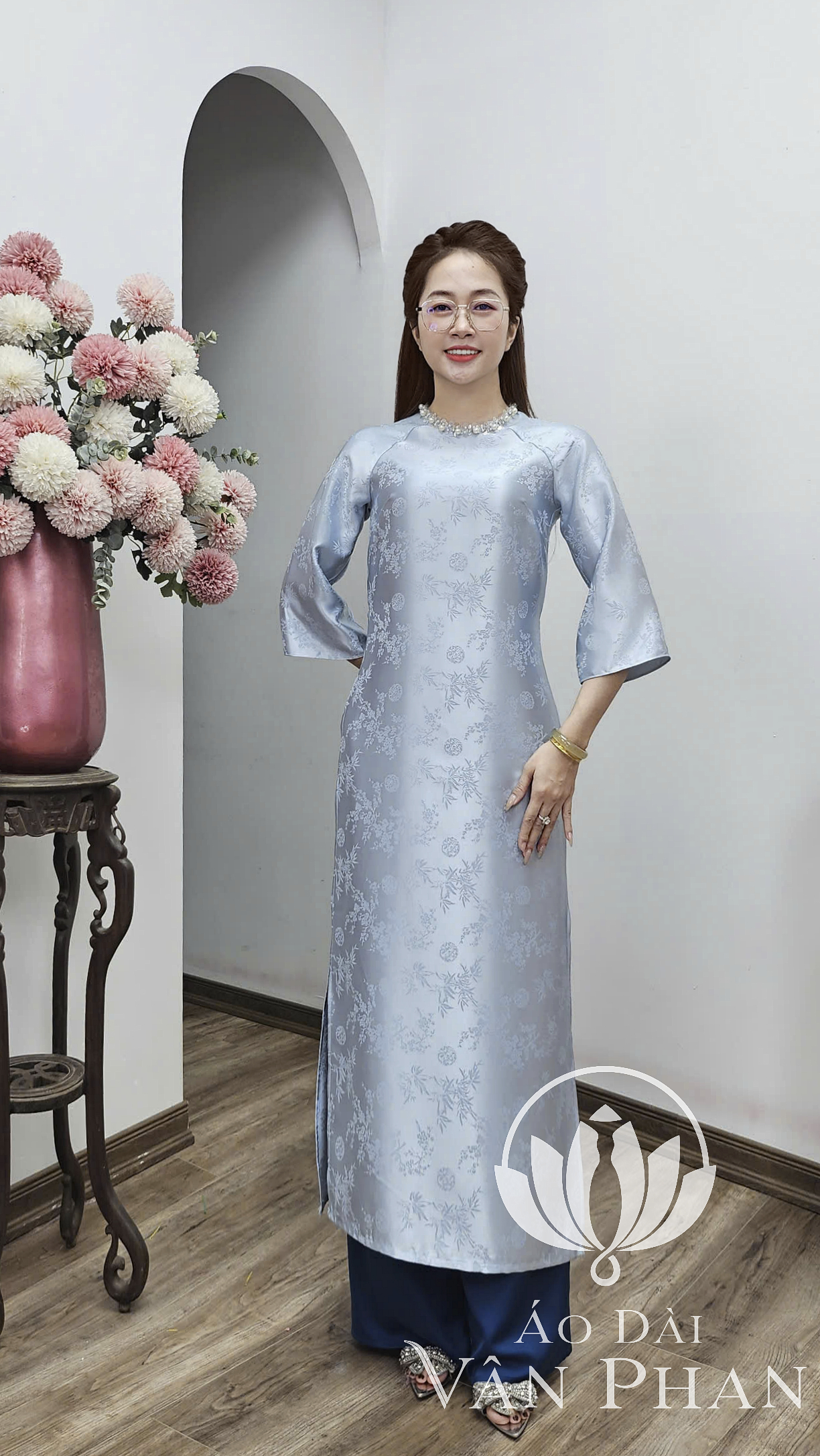 CT320 áo dài cách tân gấm như ngọc màu xanh biển đính cham cổ