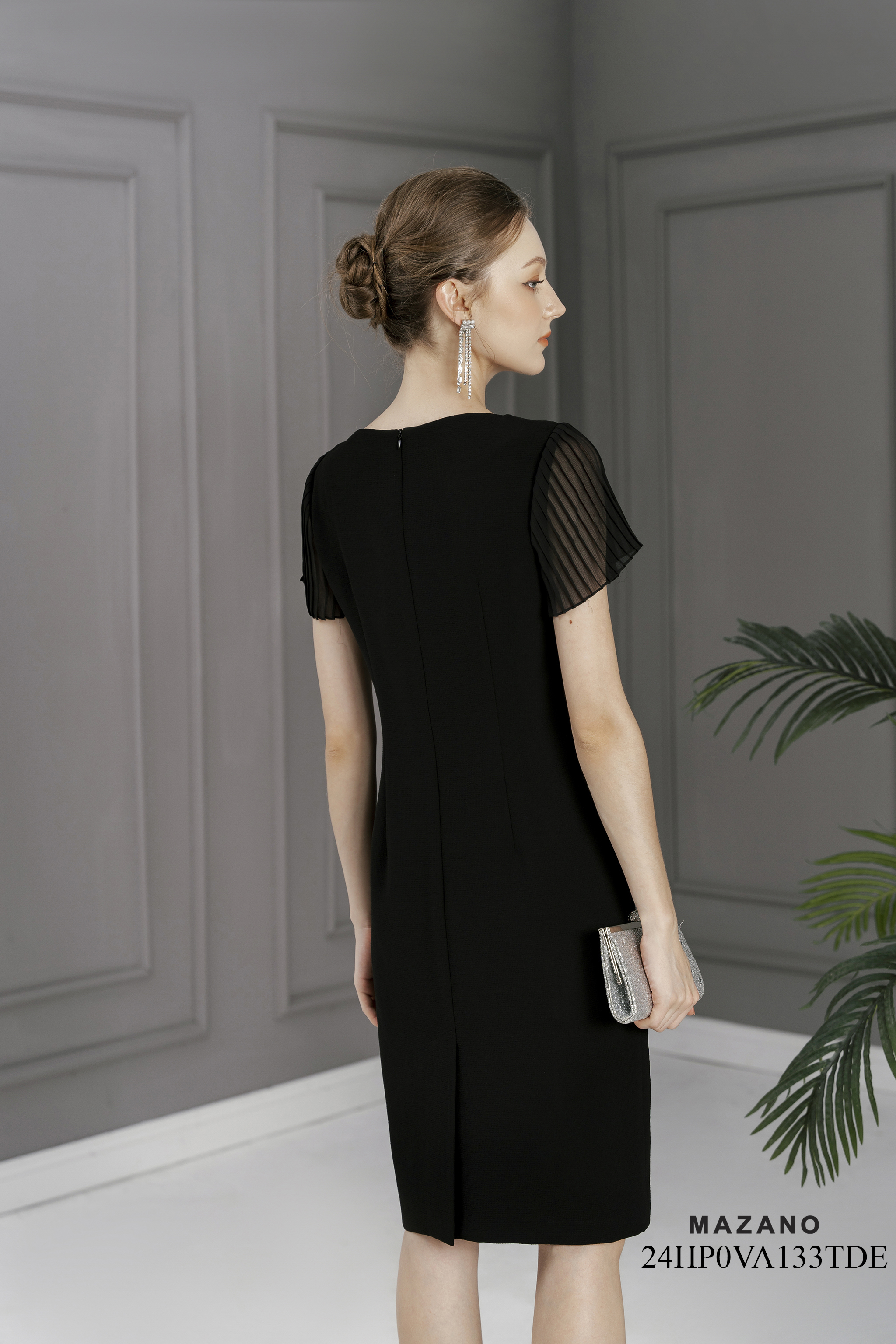 Váy Đầm Suông Vải thô sạn Hoạ tiết hoa lá thêu cách điệu Cổ tròn Tay ngắn Dài qua gối_thumbnail_4