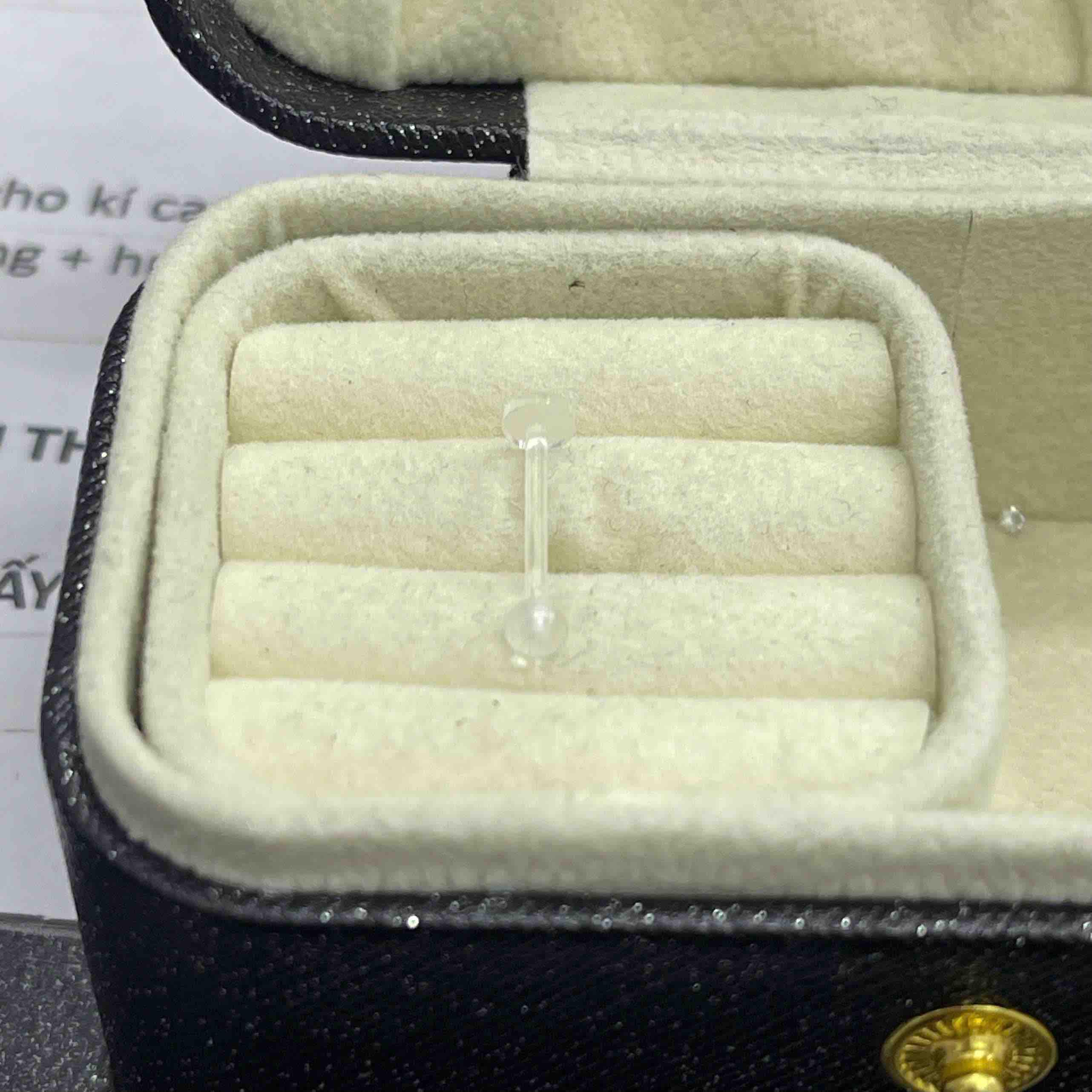 Khuyên trong suốt đít dẹt size 10.