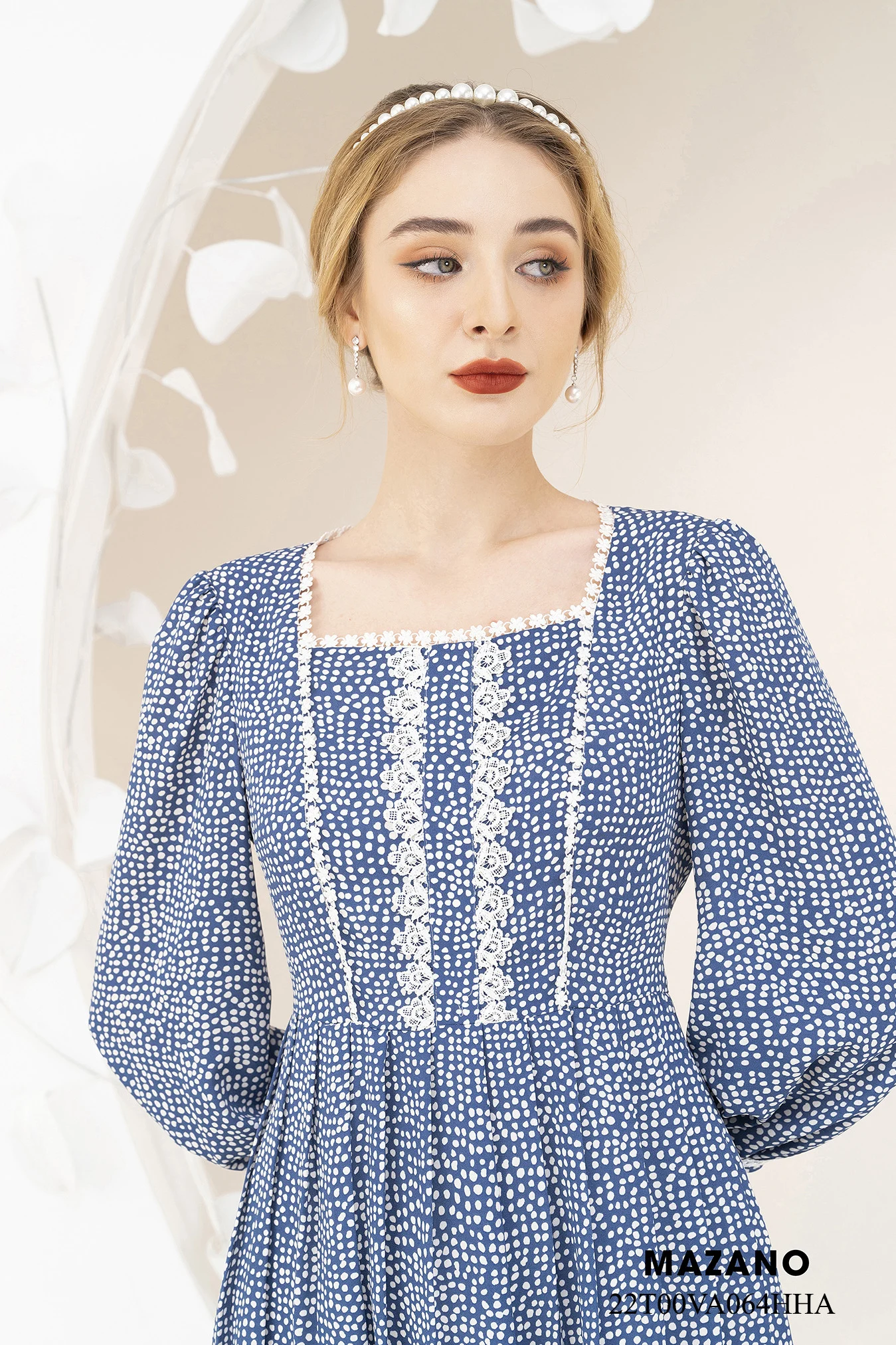 Đầm xanh dương họa tiết phối ren xếp ly chân