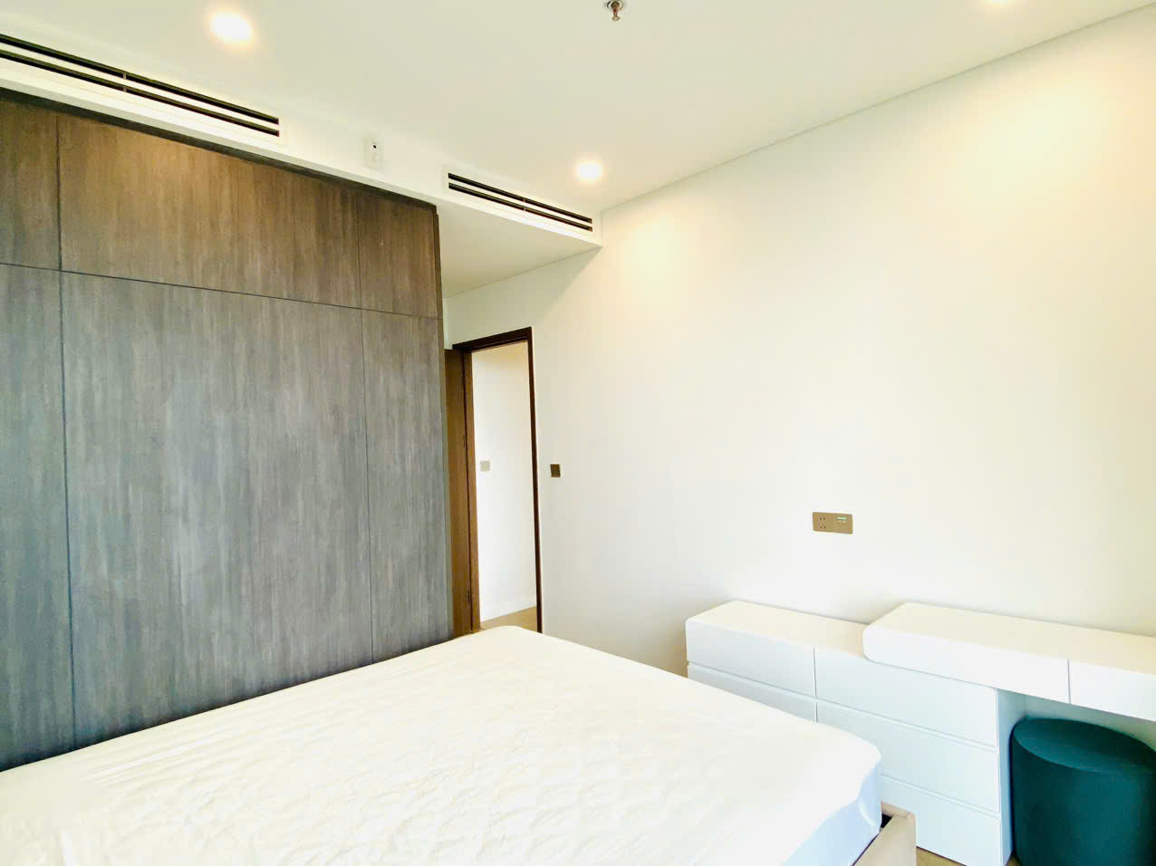 Deal Hot - Cho thuê top căn hộ 1PN độc nhất nội thất tốt nhất tại Lumiere Riverside_thumbnail_1