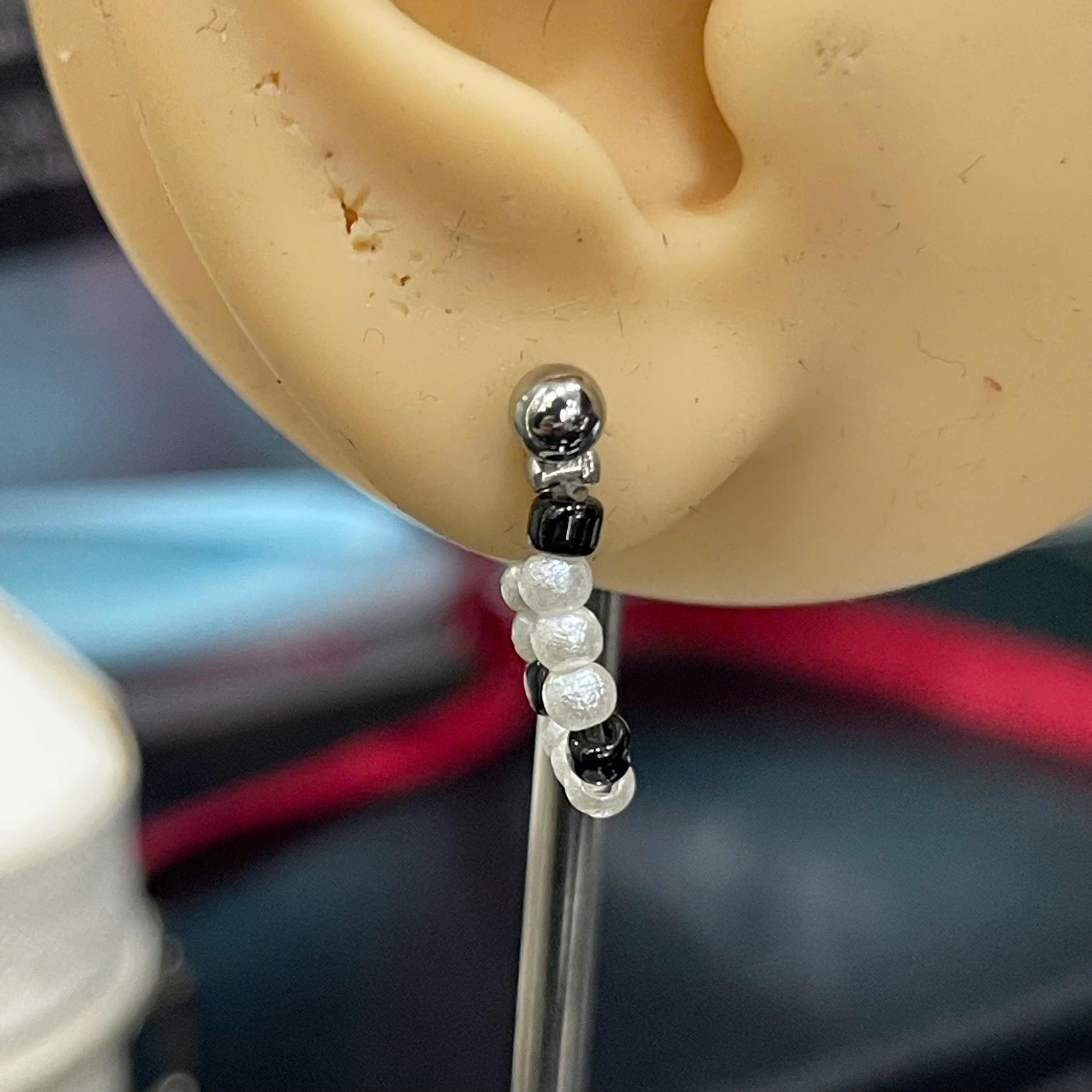 khuyên kiểu hạt cườm nhựa đen trắng ngọc trai._thumbnail_3