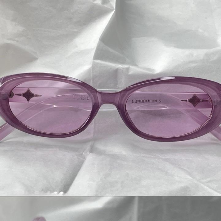 kính mắt gọng nhựa hồng tím trong form oval một sao.