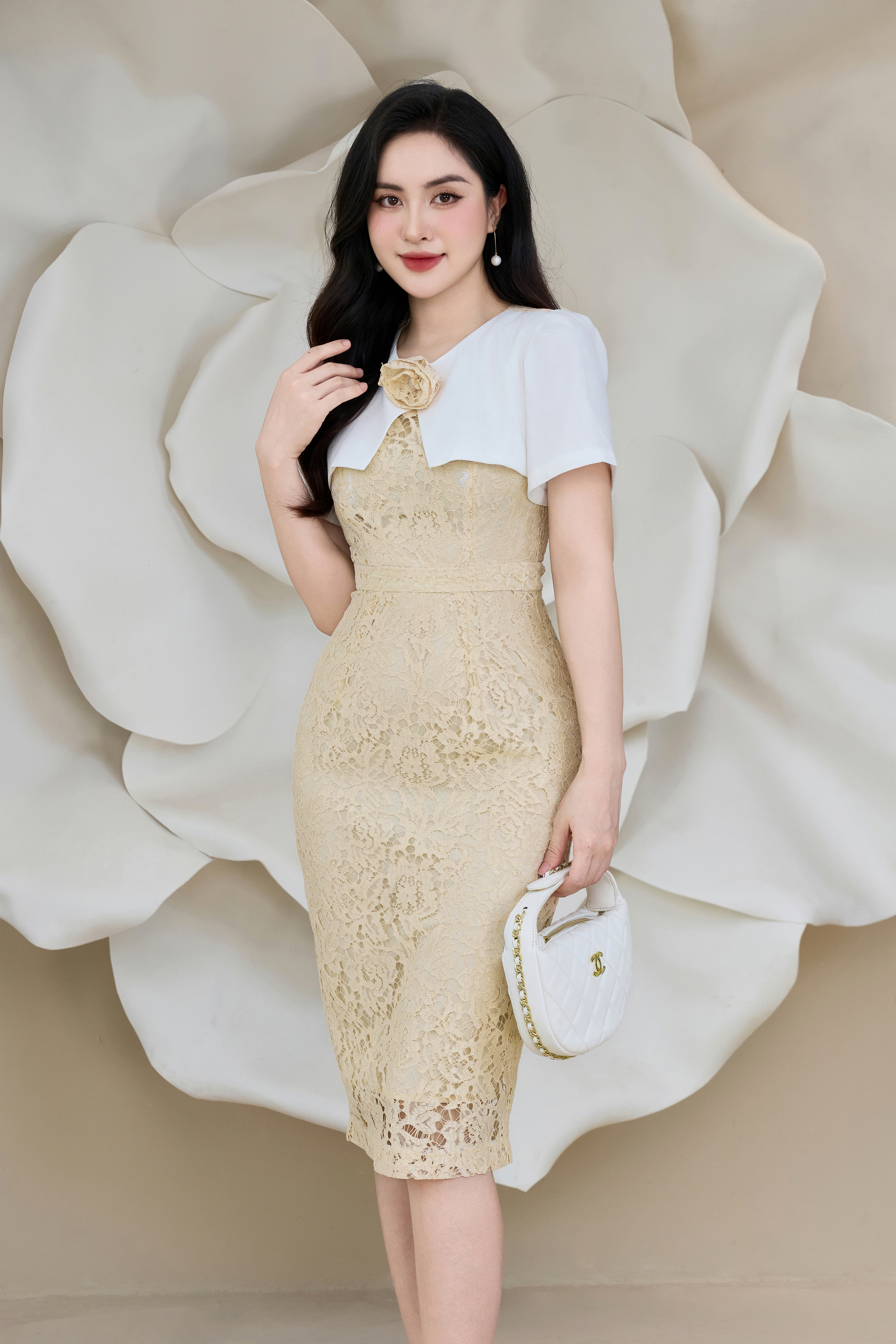 Đầm ôm ren be phối áo ngoài trắng_thumbnail_0