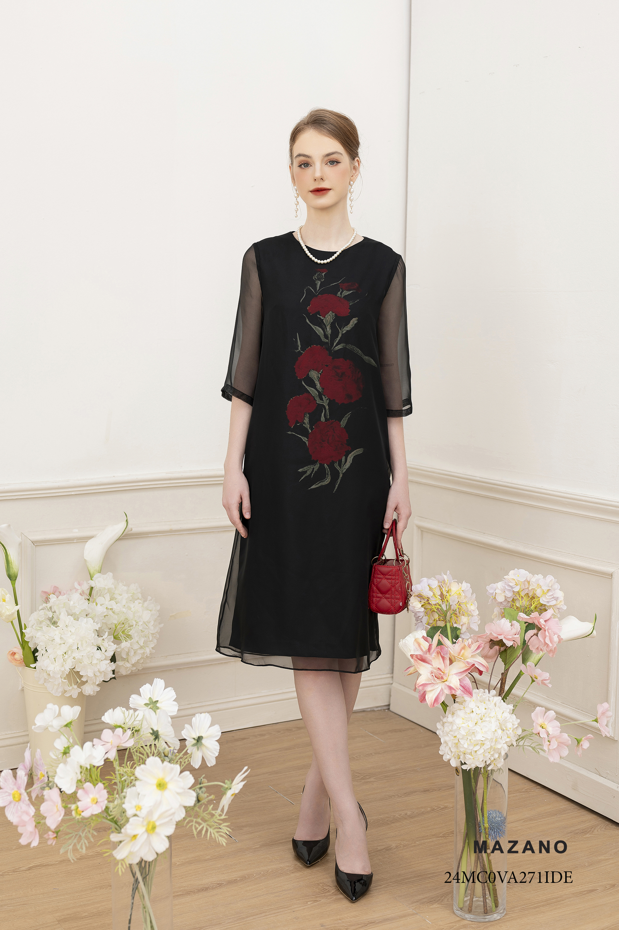 Váy Đầm suông Vải Voan tơ phủ trên vải lụa Họa tiết Hoa cẩm chướng cách điệu Cổ tròn vừa tay lỡ Dài qua gối 24MC0VA271IDE