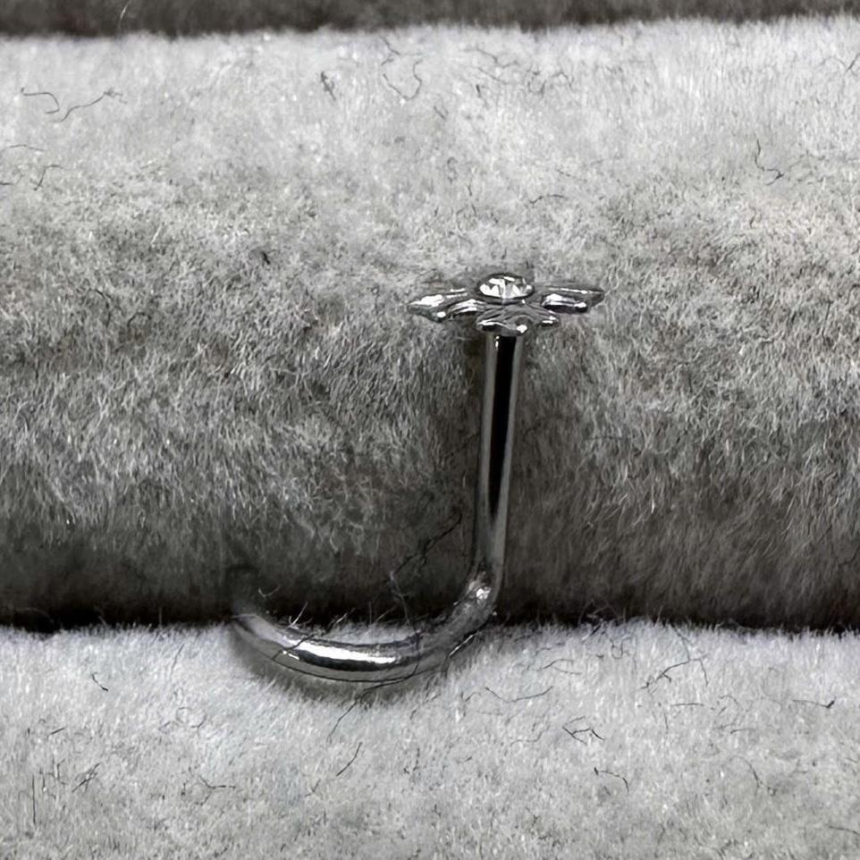 khuyên mũi chữ C hình chrom heart._thumbnail_2